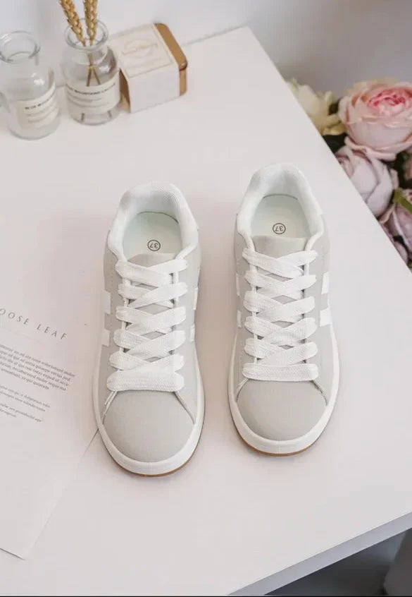 Chaussures baskets basses grises à rayures blanches style sneakers