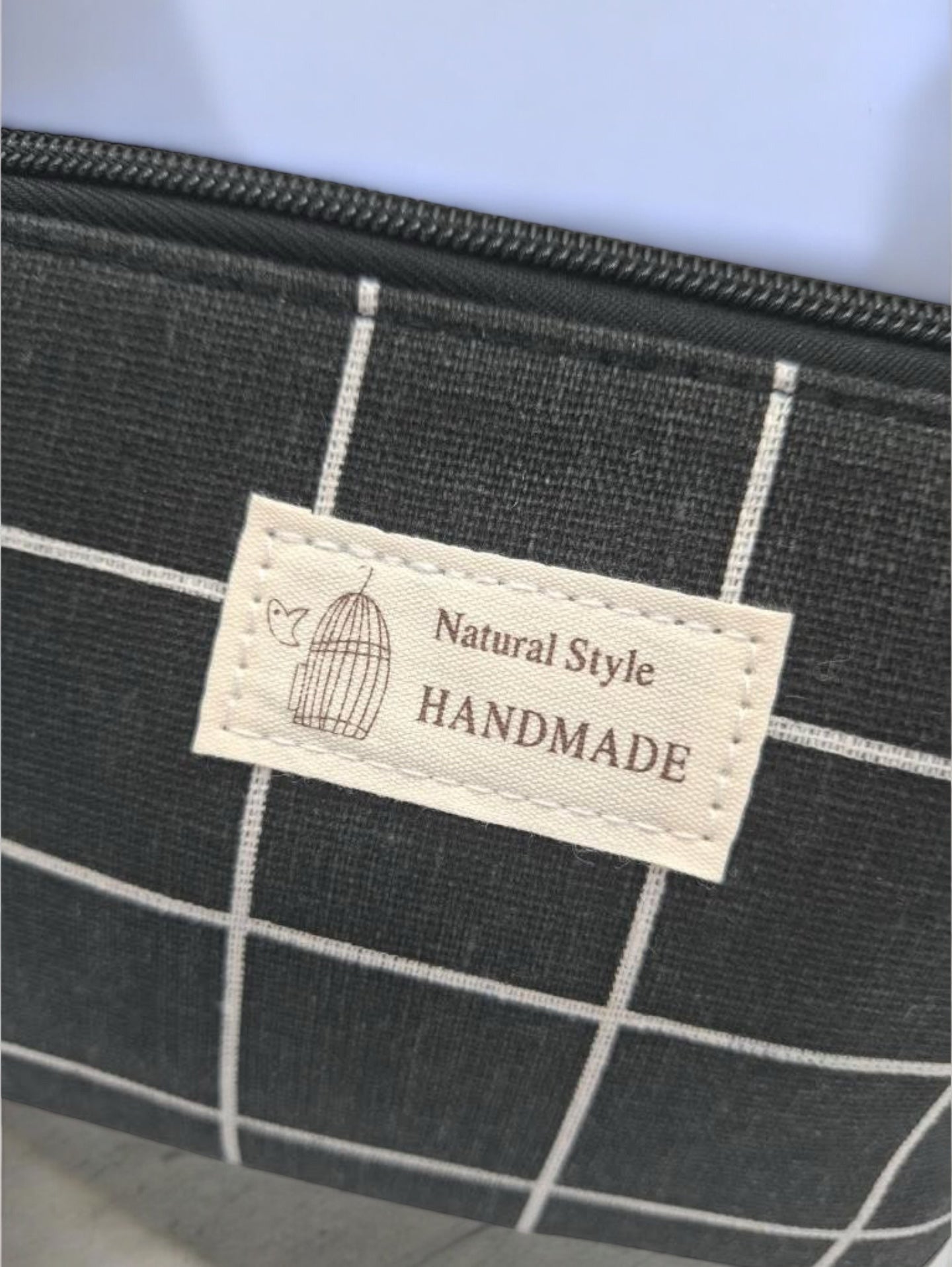 Trousse en coton motif à carreaux blancs sur un fond noir