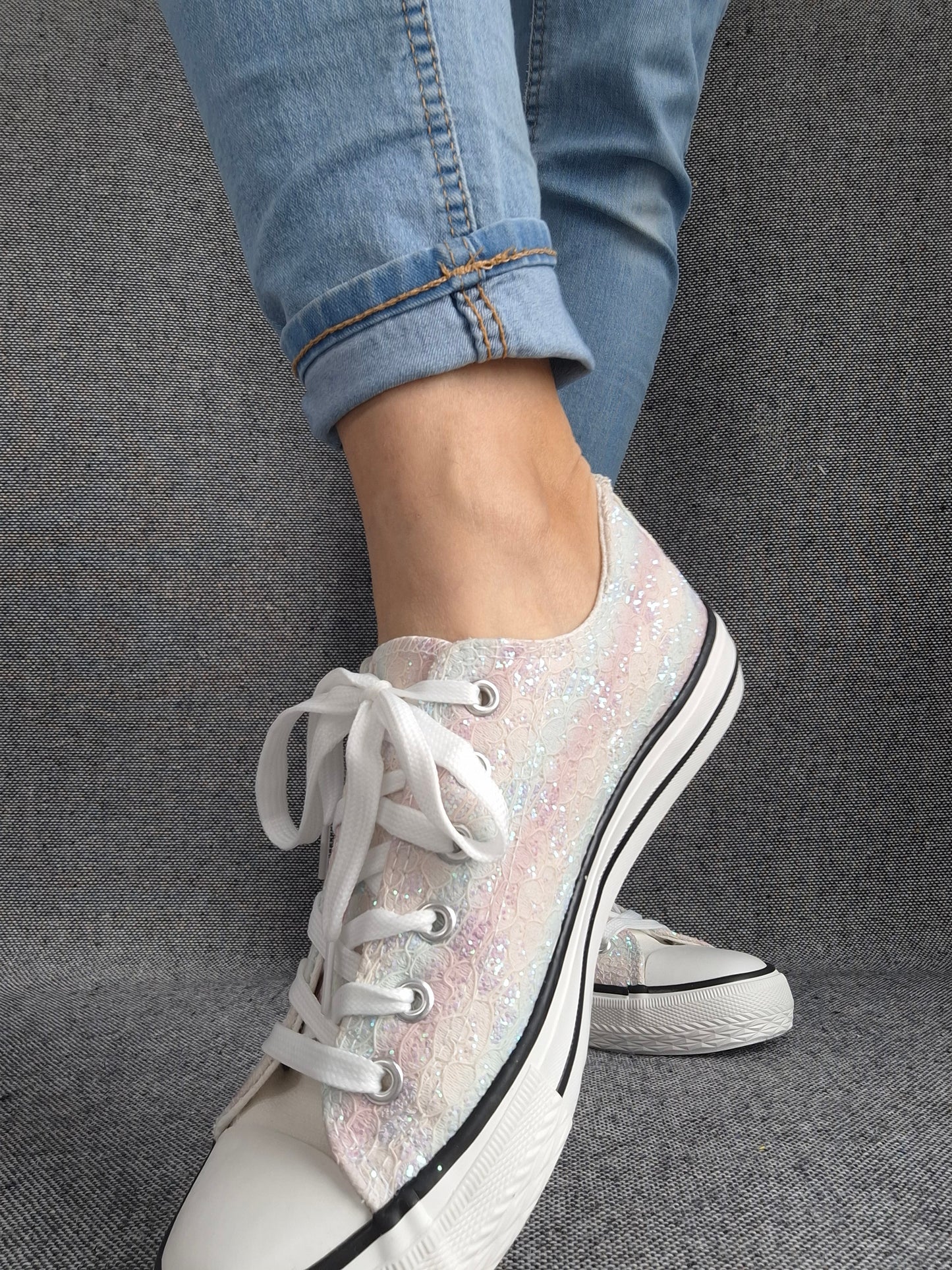 Chaussures baskets basses en tissu dentelé avec reflets irisés multicolores style converse