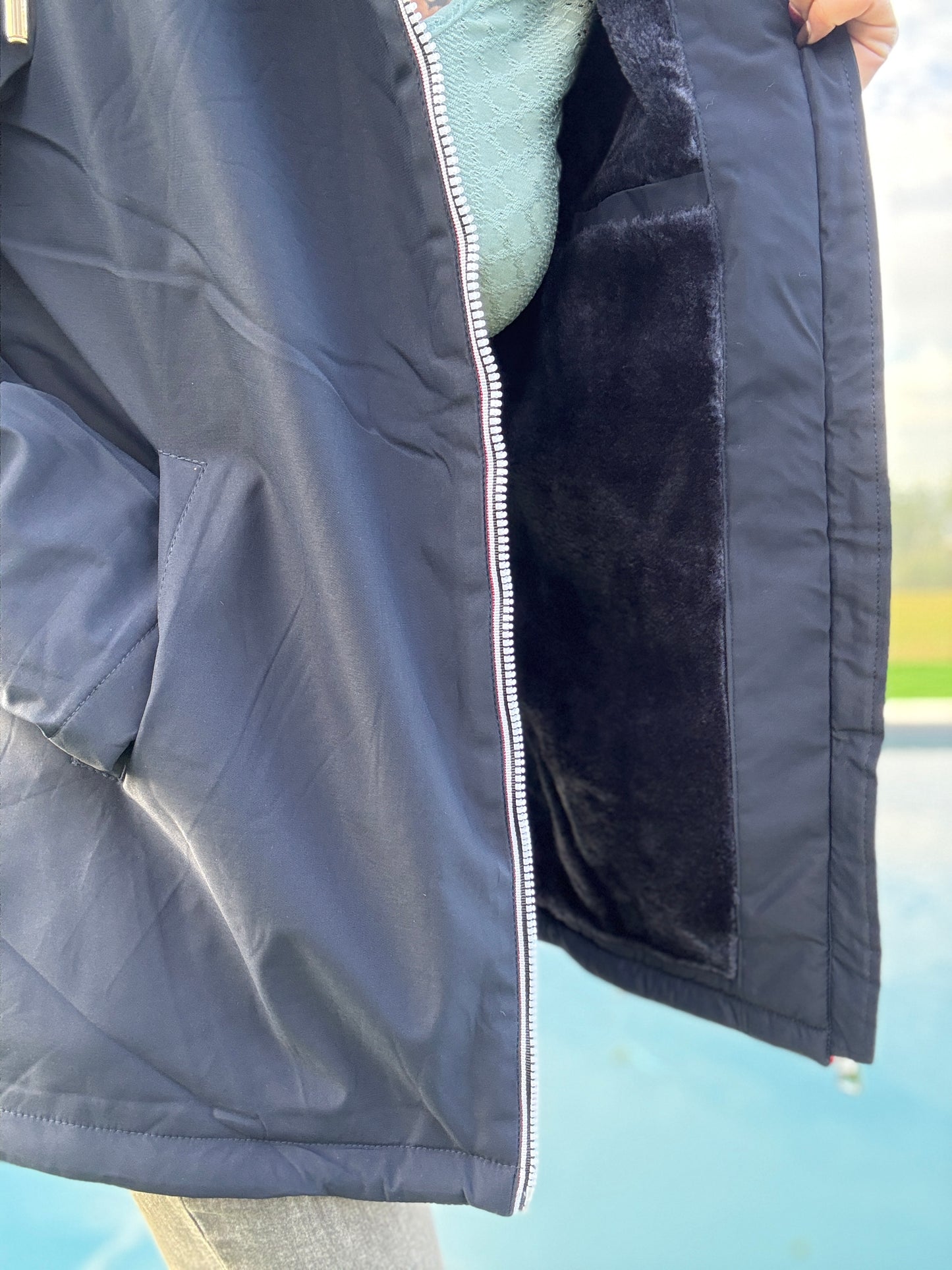 Manteau imperméable mi long fourré en fausse fourrure bleu marine