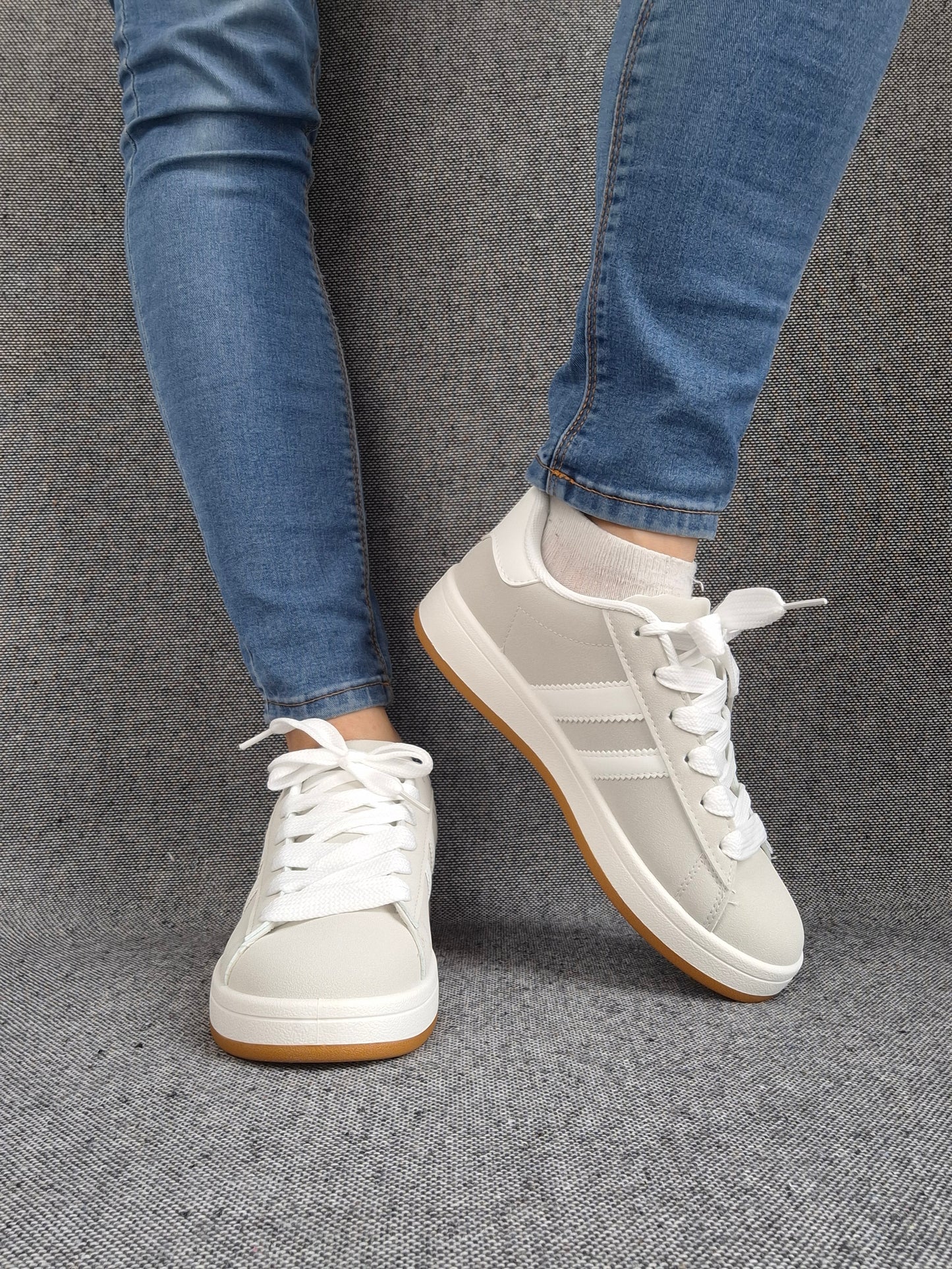 Chaussures baskets basses grises à rayures blanches style sneakers