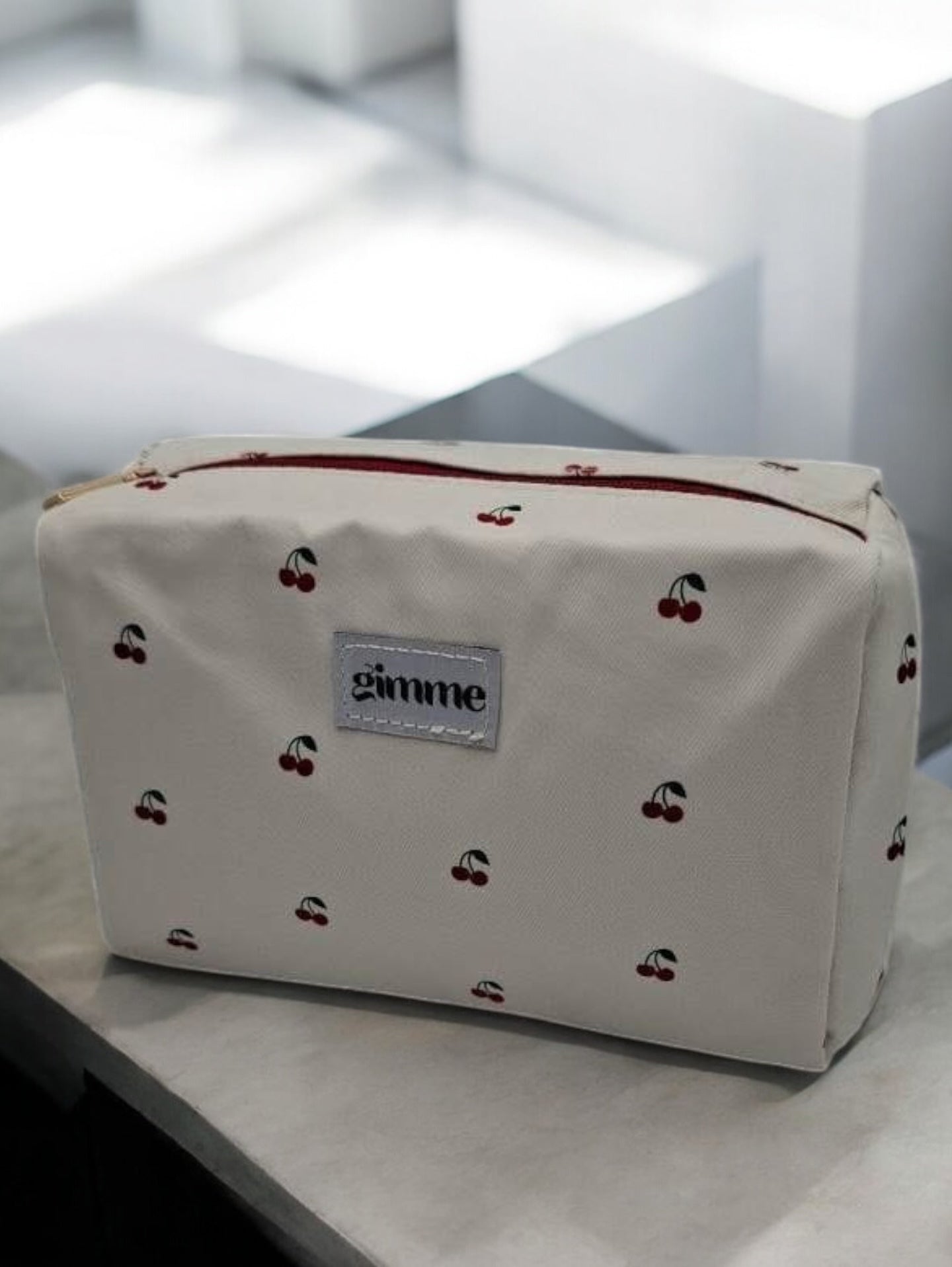 Trousse en tissu imperméable blanc motifs cerises