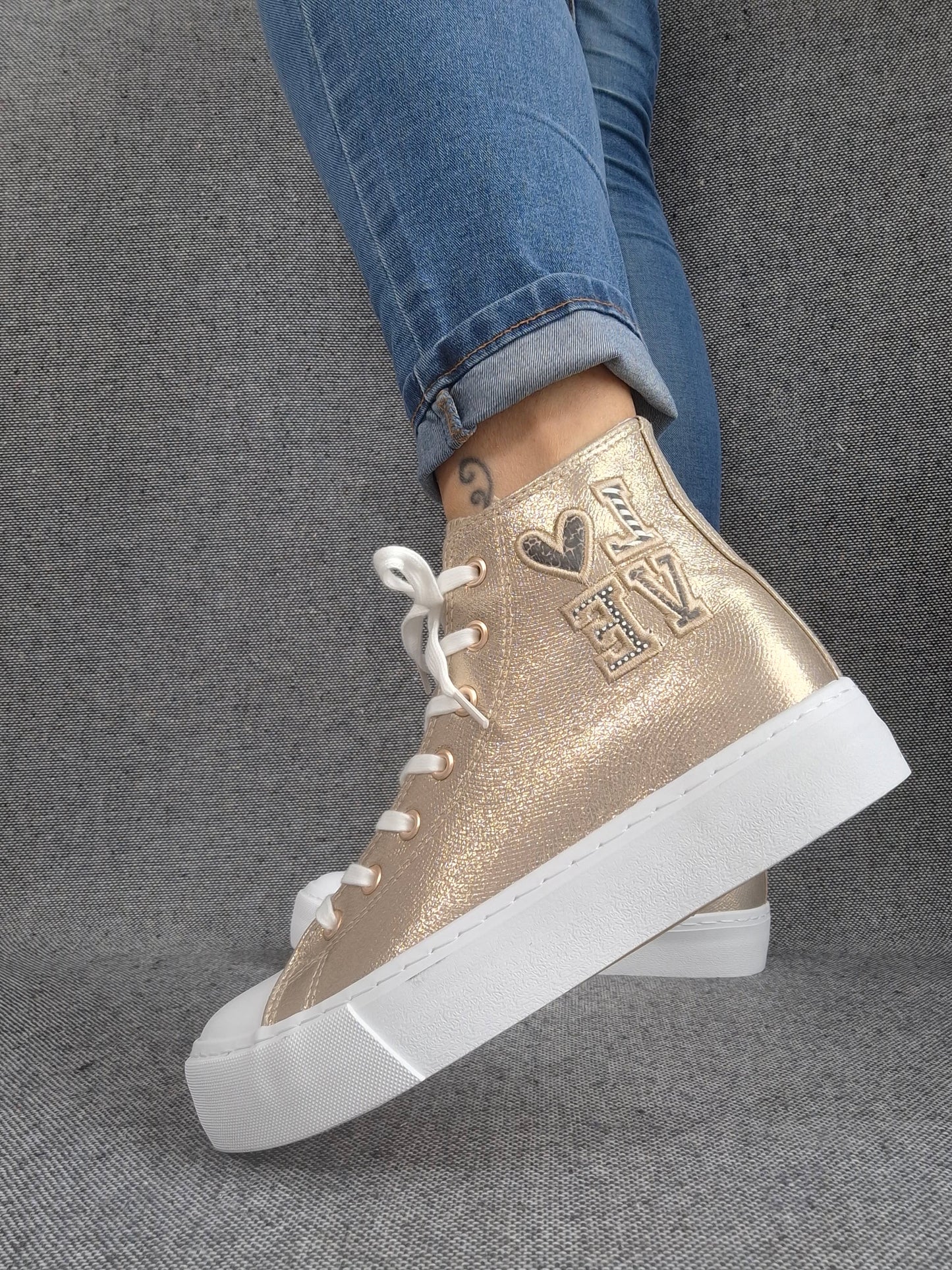 Chaussures baskets hautes tissu doré inscription "LOVE" style converse