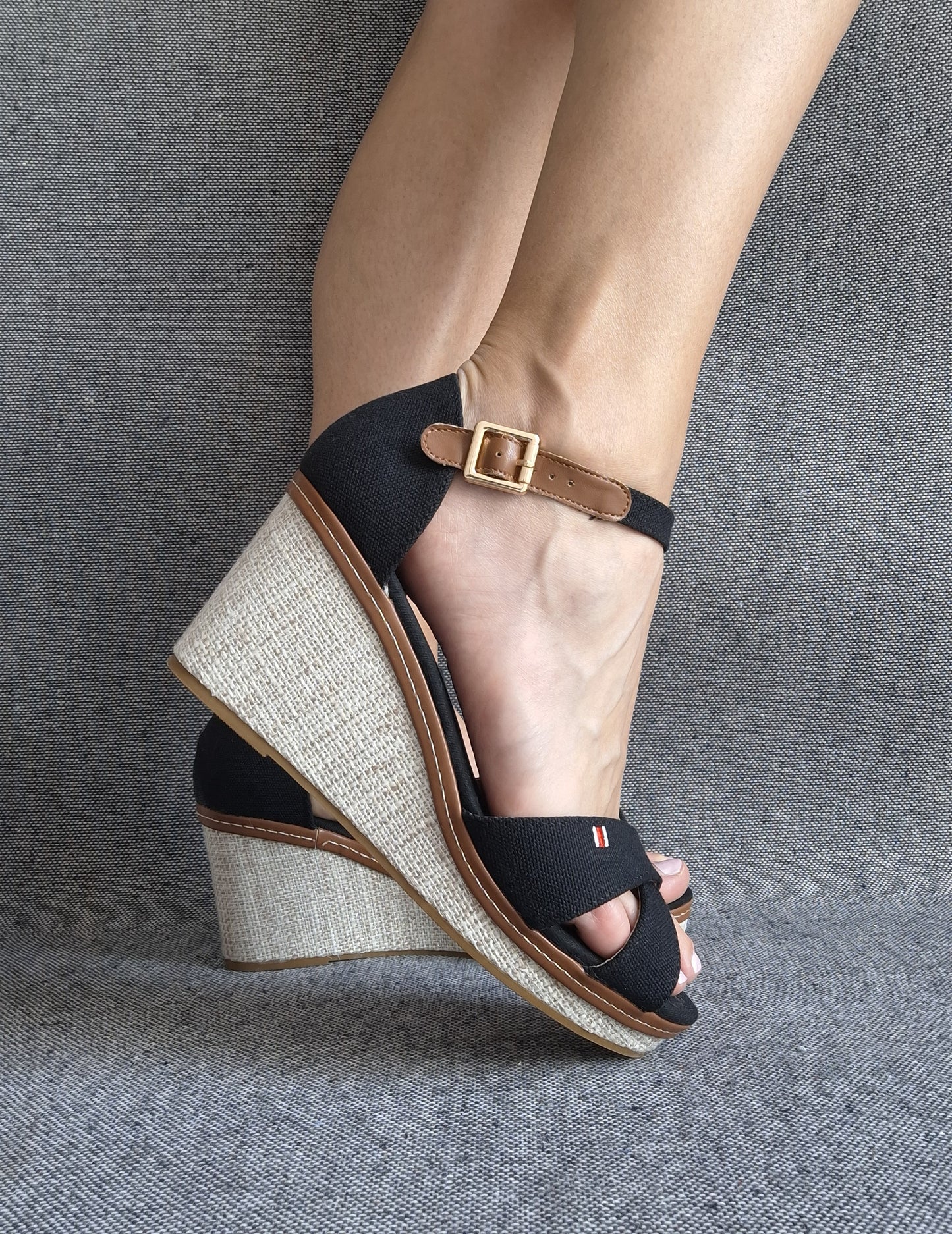 Chaussures sandales compensées tissu à lanières noire et semelle beige