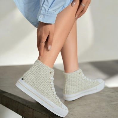 Chaussures baskets hautes en tissu style tressé beige brillant style converse