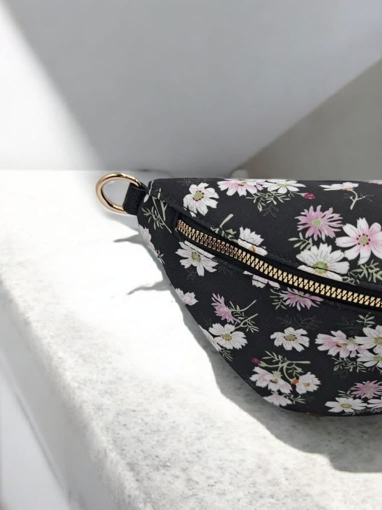 Sac banane en tissu coton liberty noir motifs fleuris blanc et rose