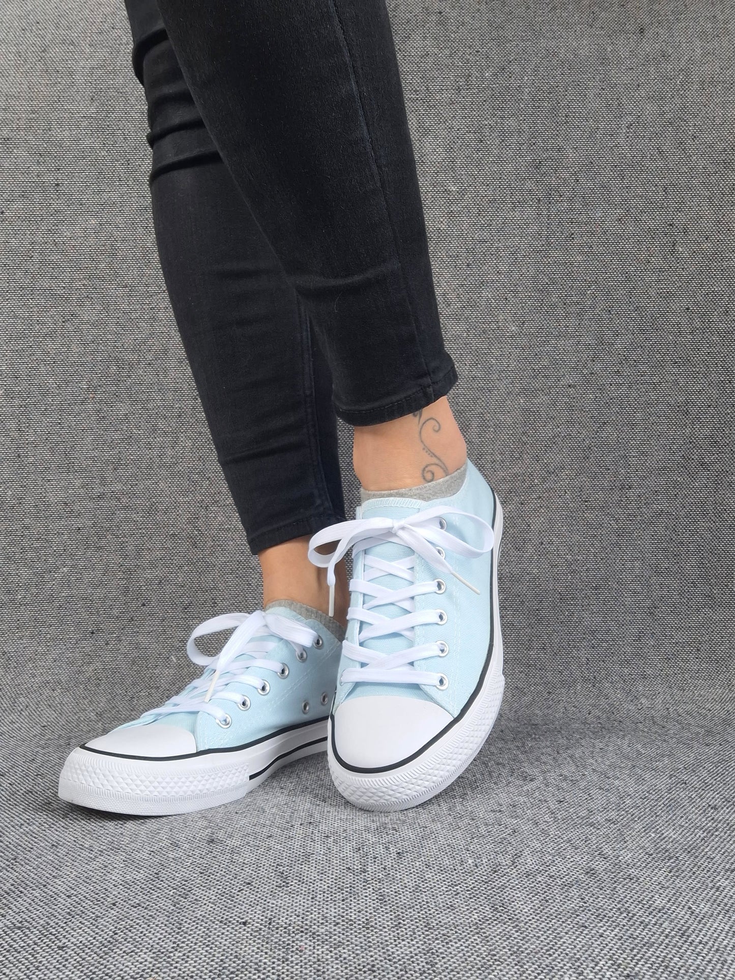Chaussures baskets basses bleu ciel et blanc type converse