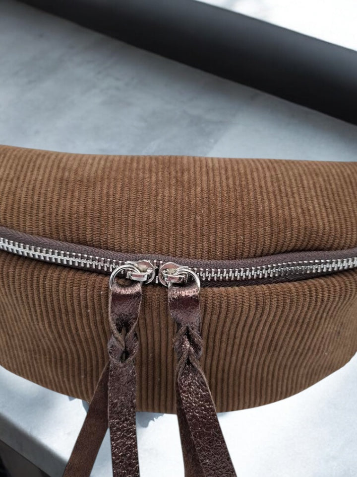 Sac banane en velours côtelé camel doubles curseurs en cuir