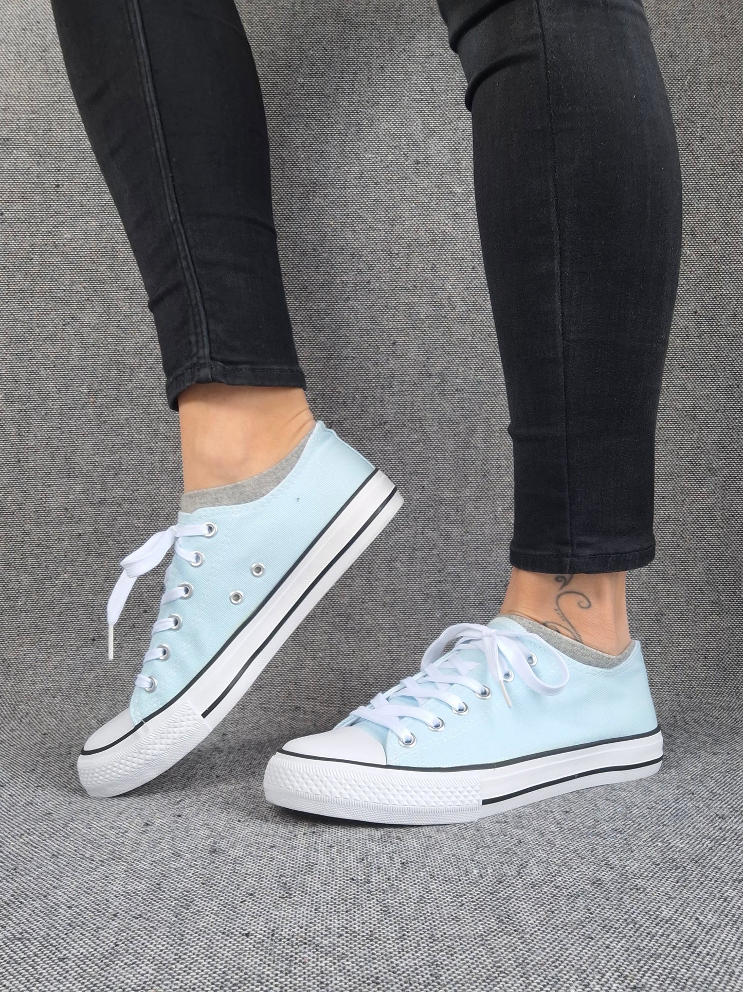 Chaussures baskets basses bleu ciel et blanc type converse