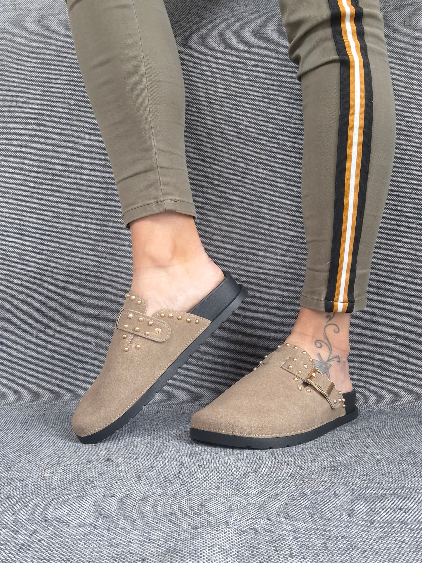 Chaussures sandales fermées type birk taupe à semelle intérieur noire