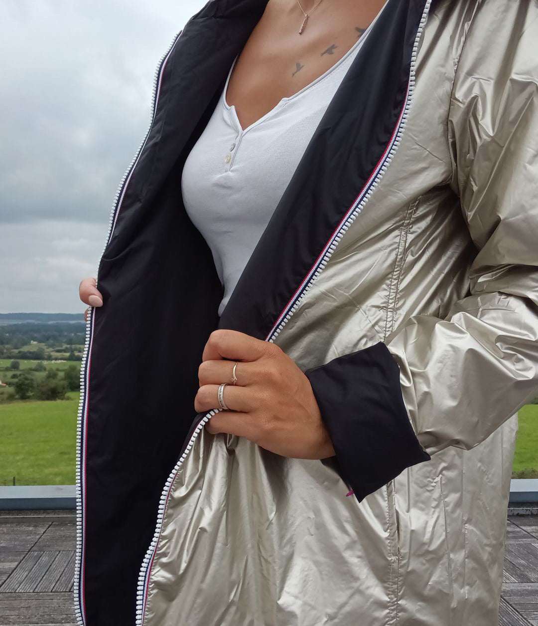 Laura Jo - Imperméable réversible long mi-saison garnissage ouate couleur noir / doré - Curvy