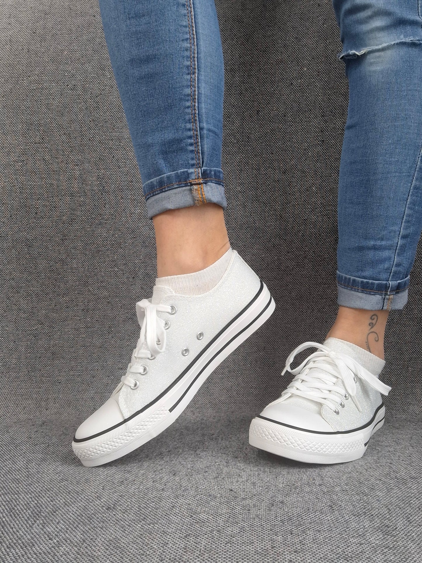 Chaussures baskets basses gris pailleté et blanc style converse