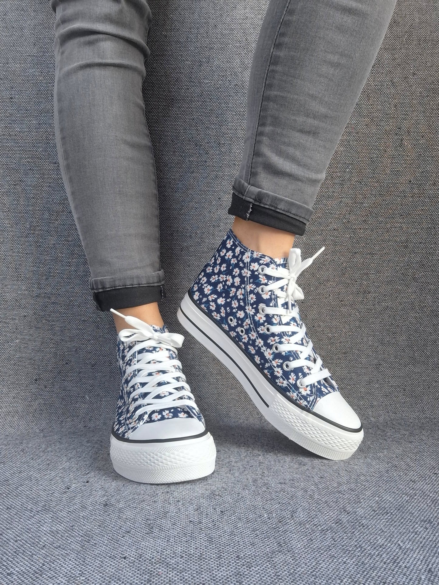 Chaussures baskets hautes motifs liberty fleurs bleu marine en tissu style converse