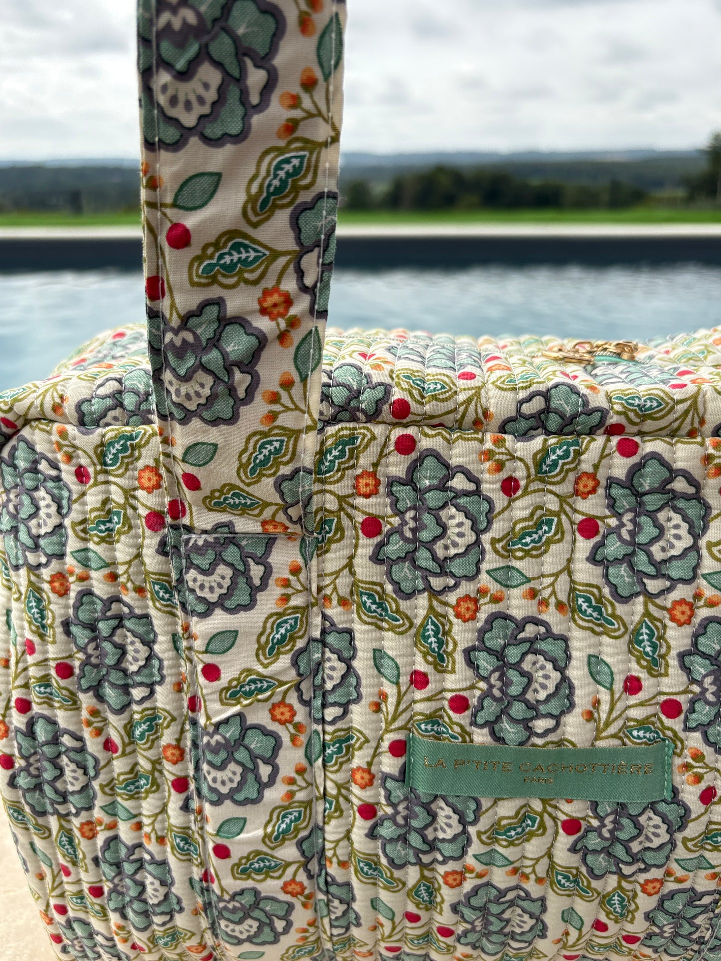 Sac week-end polochon en coton matelassé blanc liberty fleuri jaune et bleu