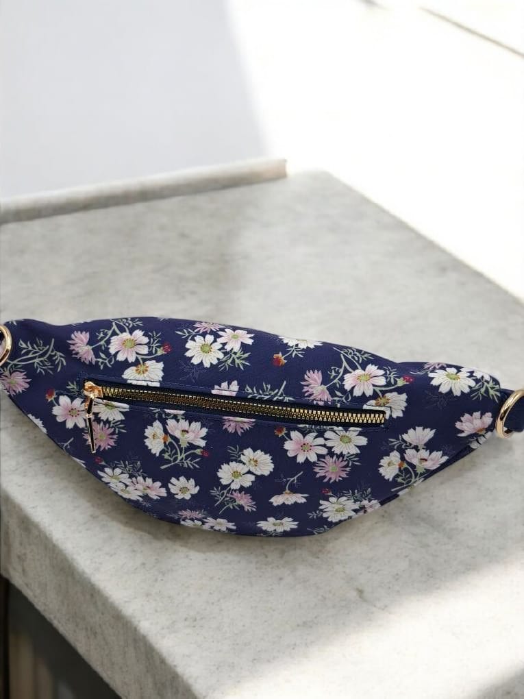 Sac banane en tissu bleu marine motifs fleuris blanc et rose