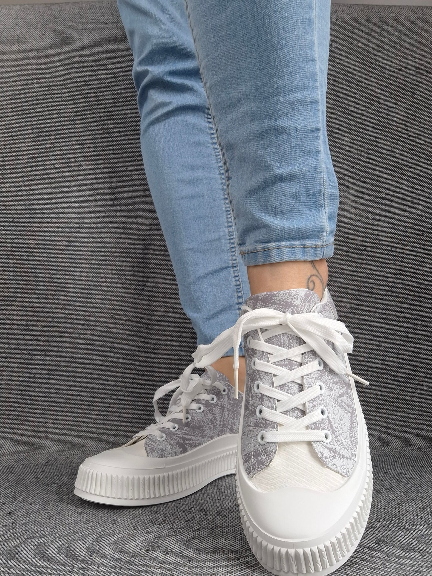 Chaussures baskets basses en tissu gris violet strié blanc