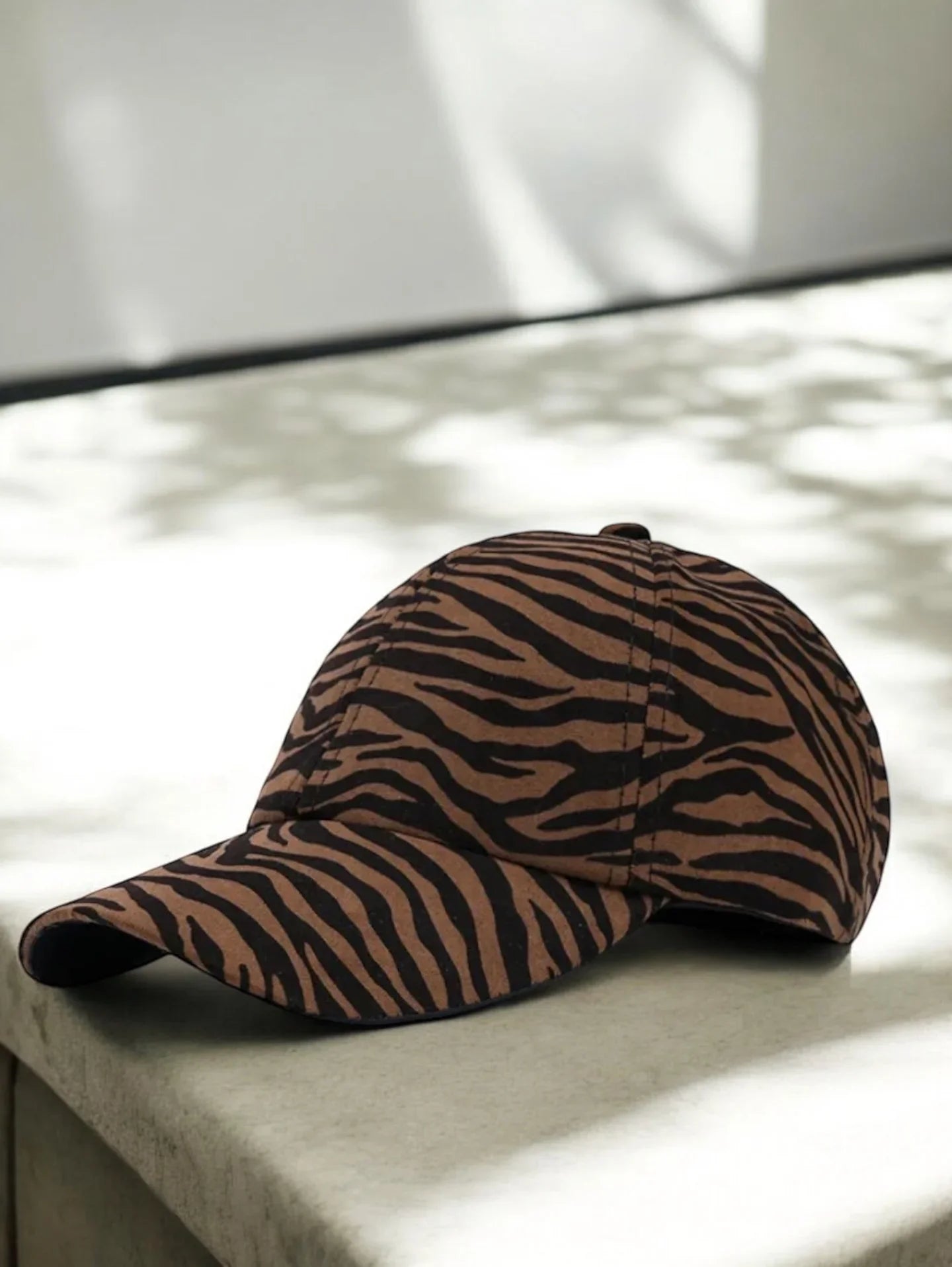 Casquette en tissu coton imprimé zèbre marron et noir