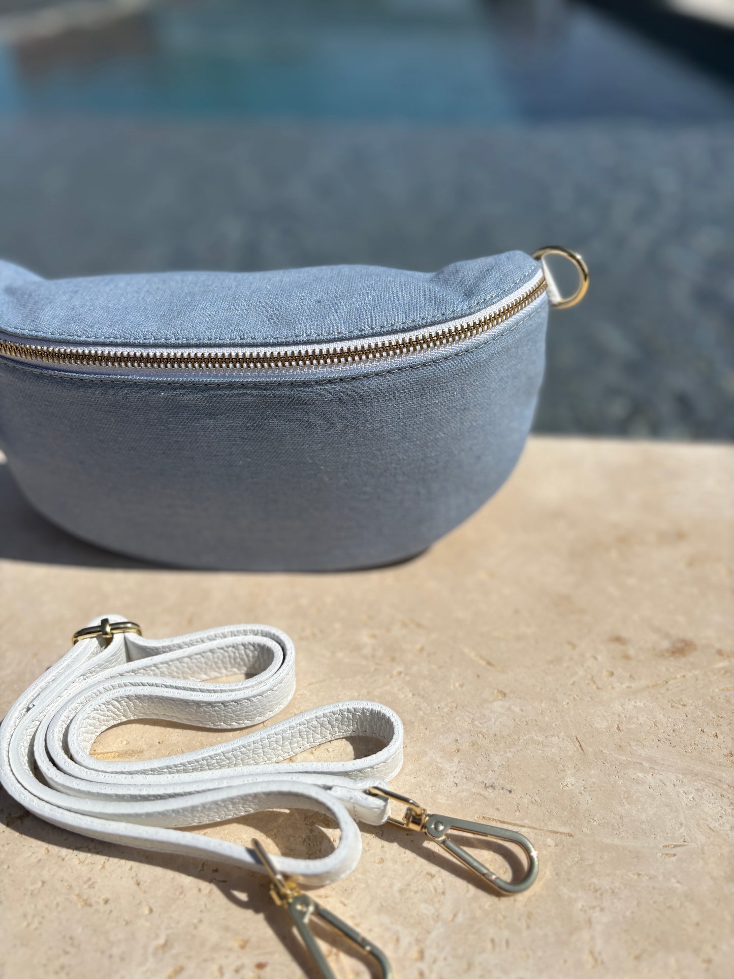 Sac banane tissu jean bandouliere blanche en cuir