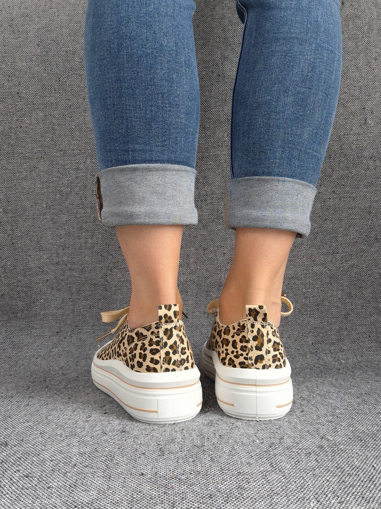 Chaussures baskets à imprimé léopard marron beige semelles compensées style converse
