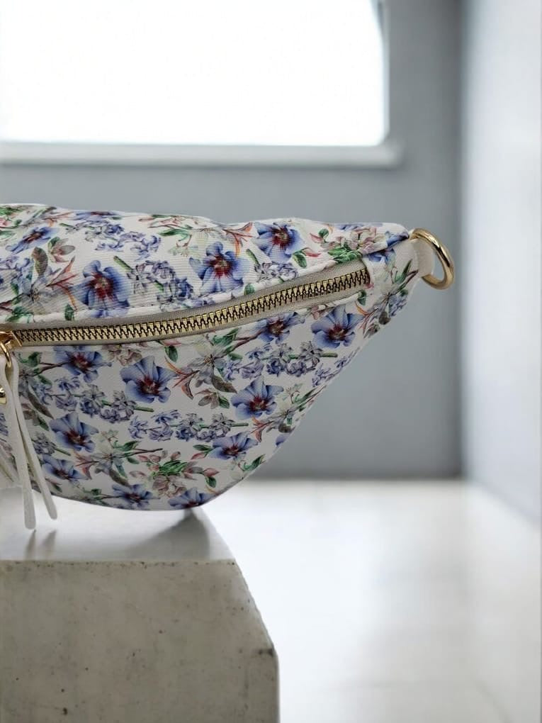 Sac banane en tissu coton liberty blanc à motif floral à tons bleus