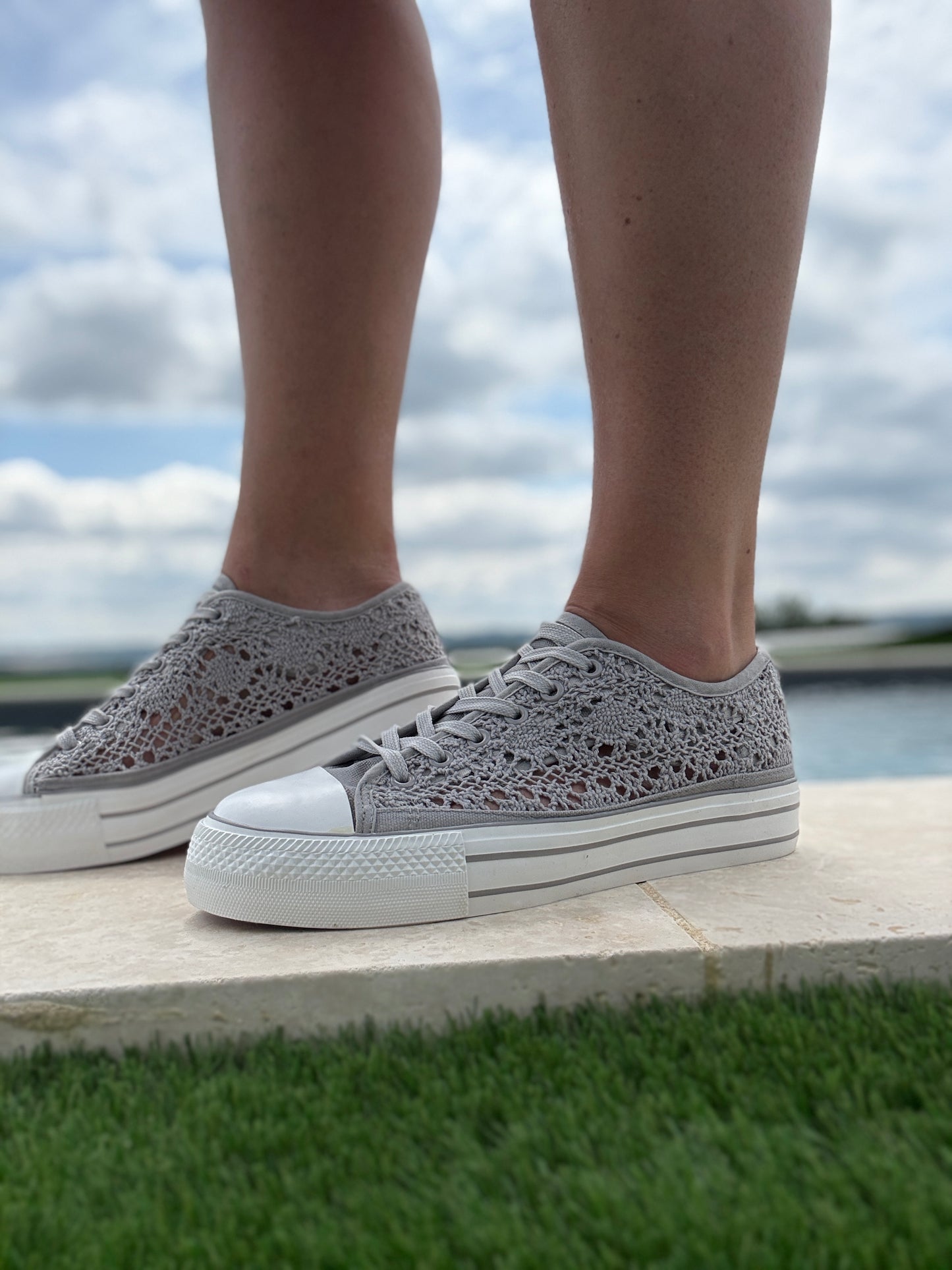 Chaussures baskets basses à dentelle grise en tissu style converse