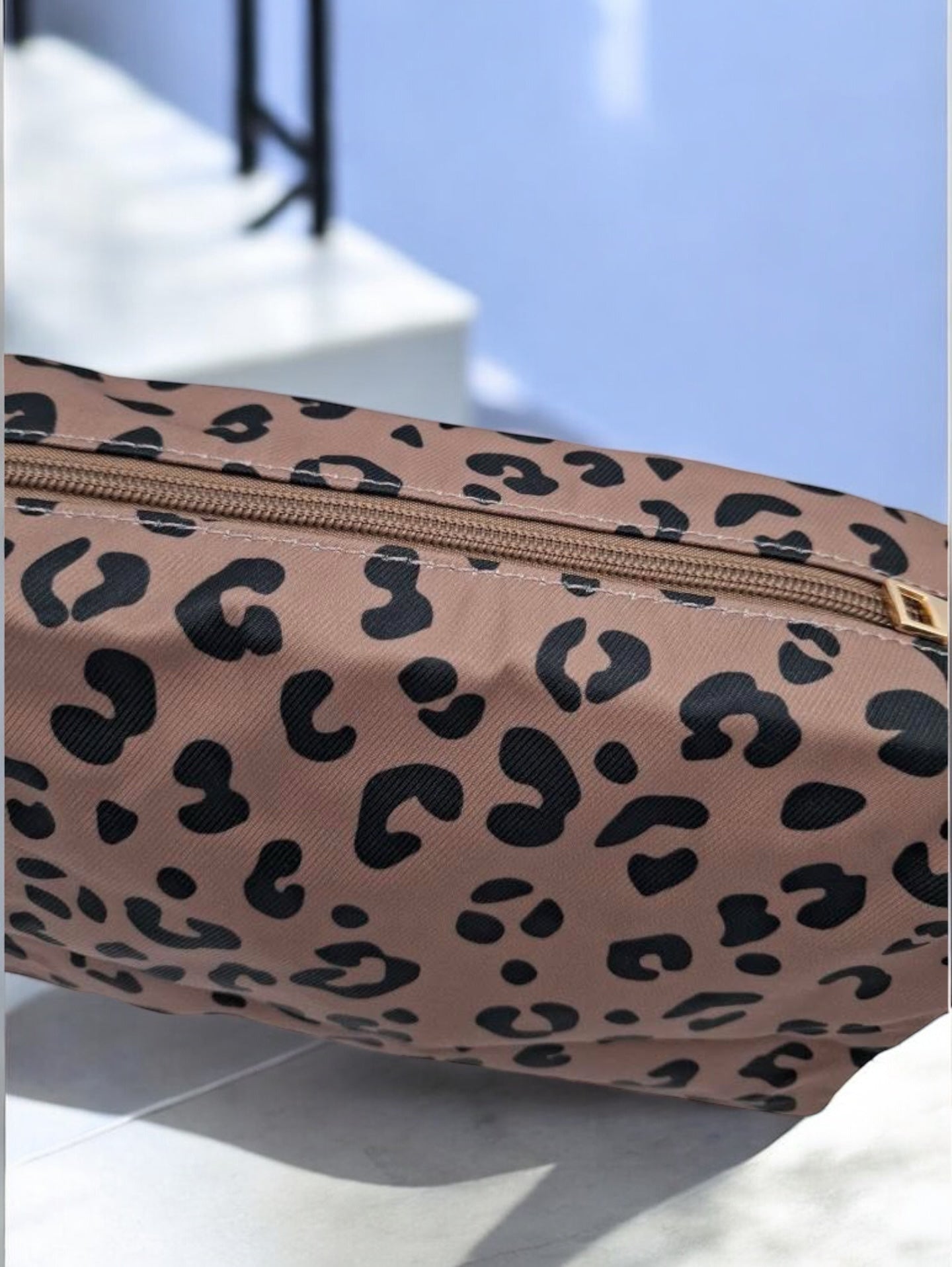 Pochette trousse en tissu imperméable marron motif léopard