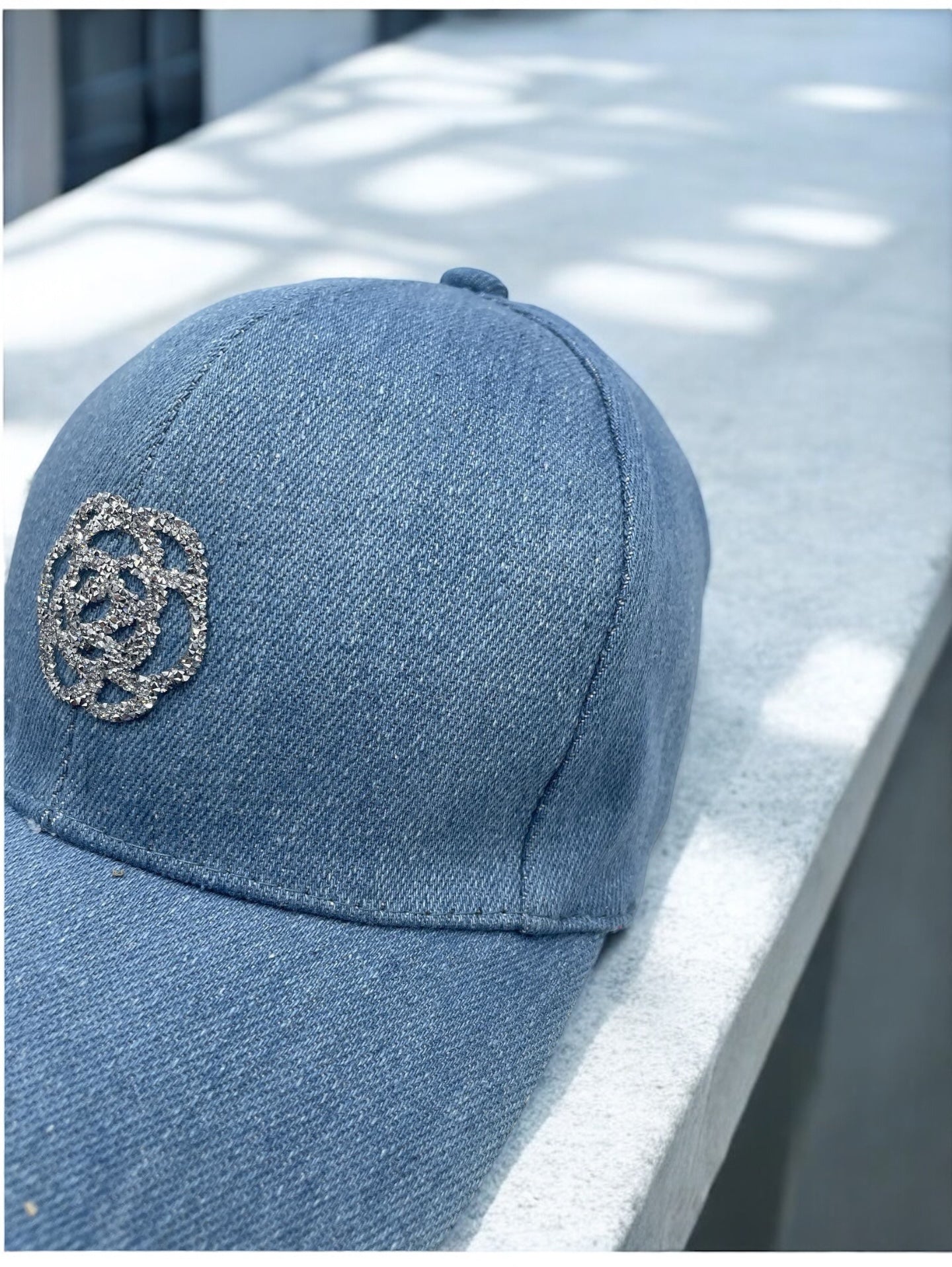Casquette en coton jean bleu avec logo en strass