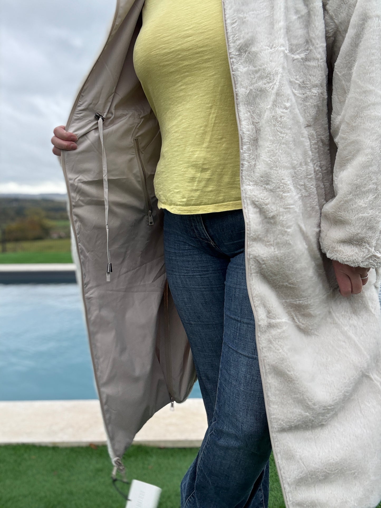 Melya Melody - Manteau long réversible blanc crème fausse fourrure avec capuche et cordons de serrage à la taille