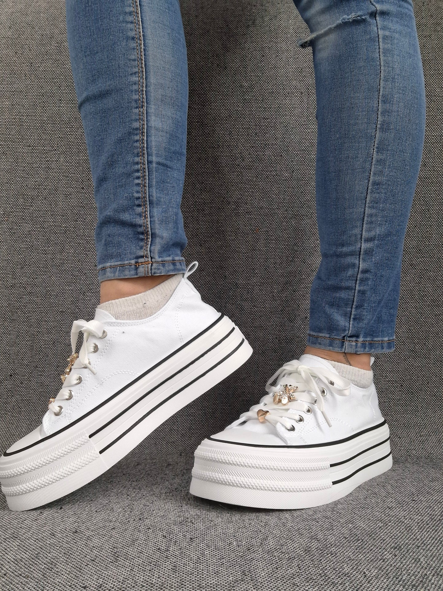 Chaussures baskets basses semelle compensée en tissu blanc style converse