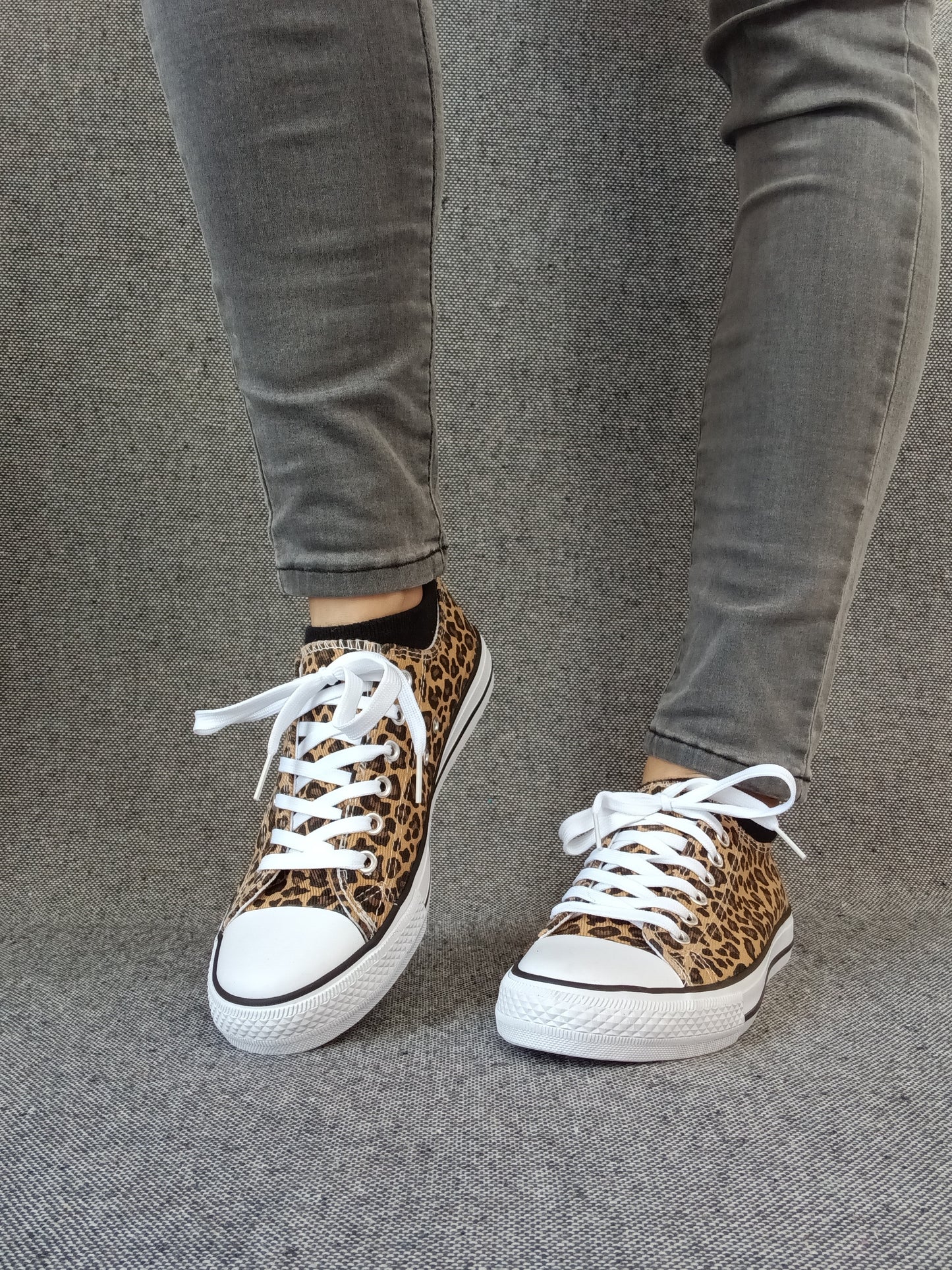 Chaussures baskets basses tissu léopard style converse