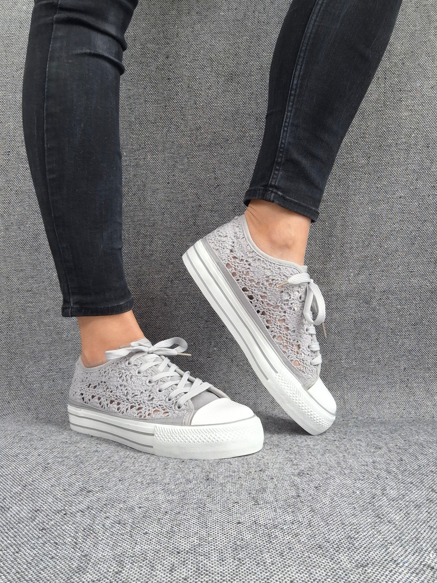 Chaussures baskets basses à dentelle grise en tissu style converse