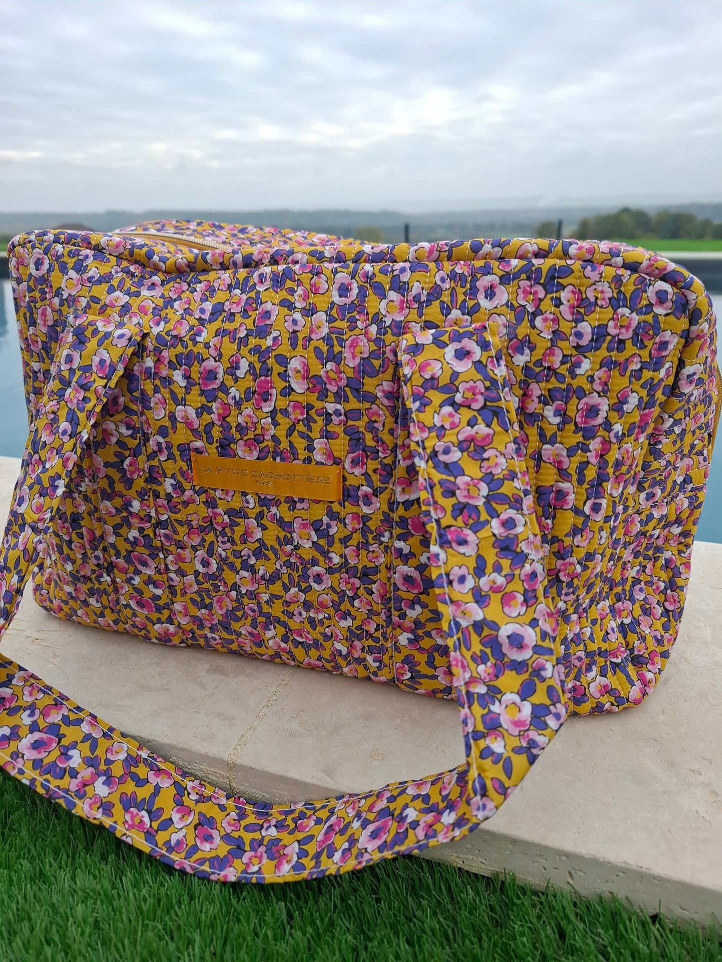 Sac week-end polochon en coton matelassé jaune liberty fleuris rose et violet