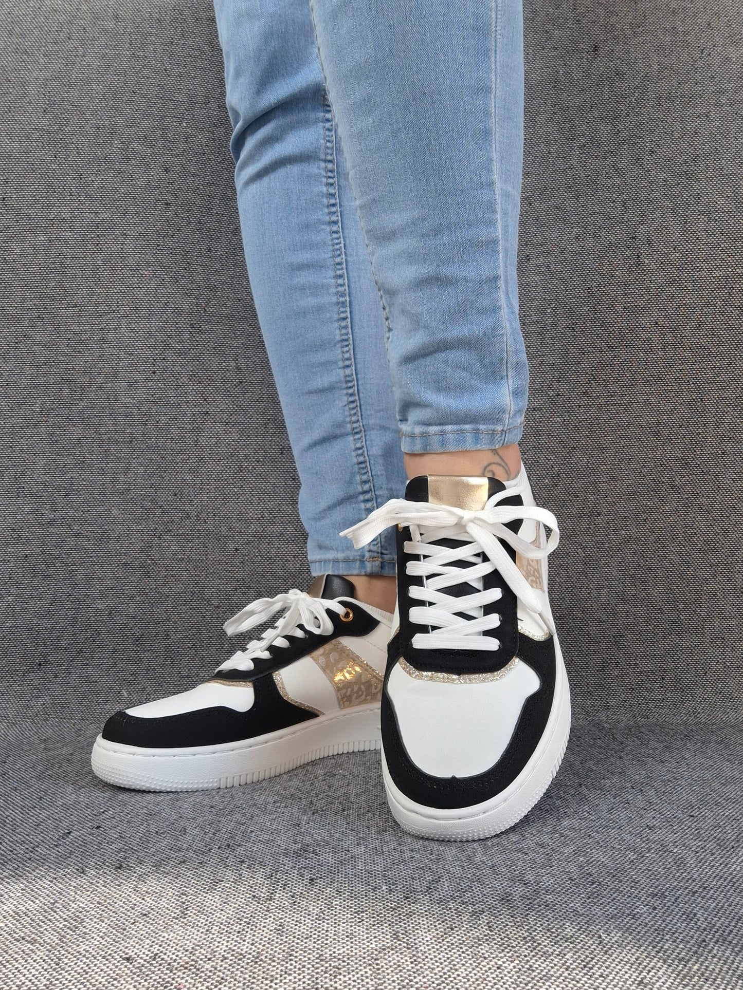Chaussures baskets blanches et noirs details dorés style sneakers