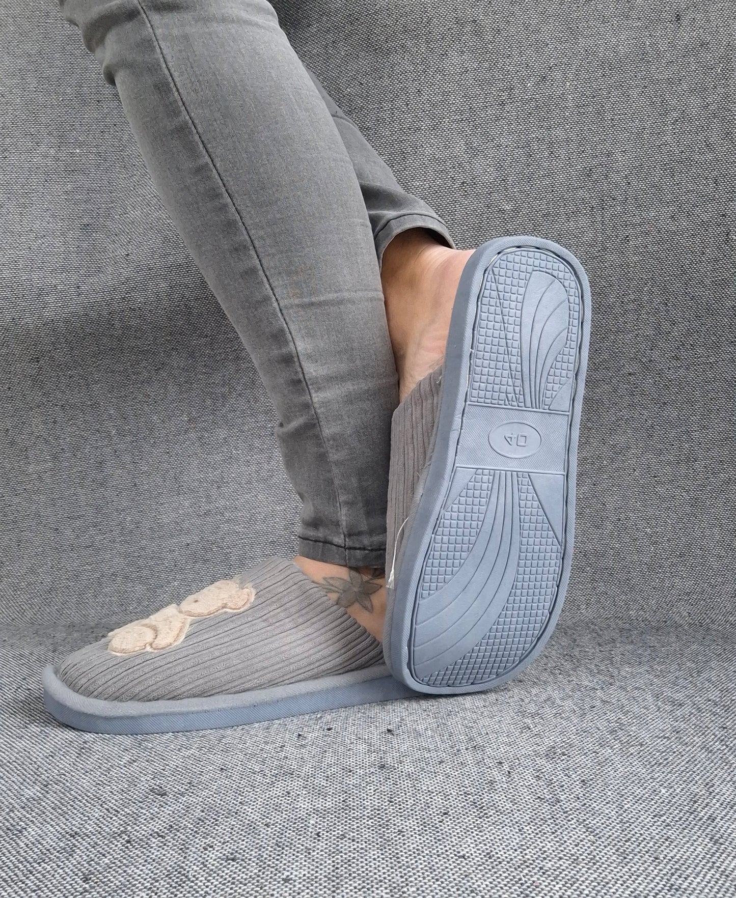 Chaussons fourrés gris en tissu avec motif ours beige