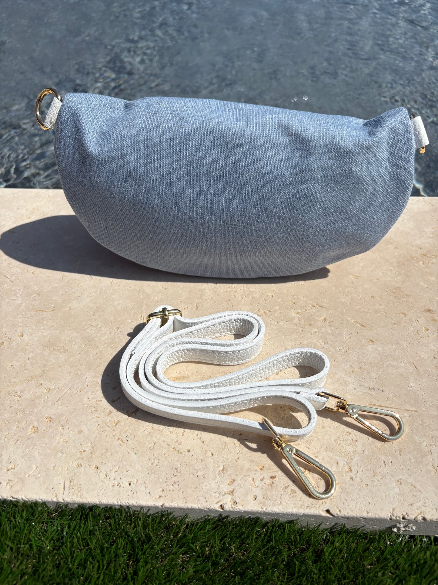 Sac banane tissu jean bandouliere blanche en cuir