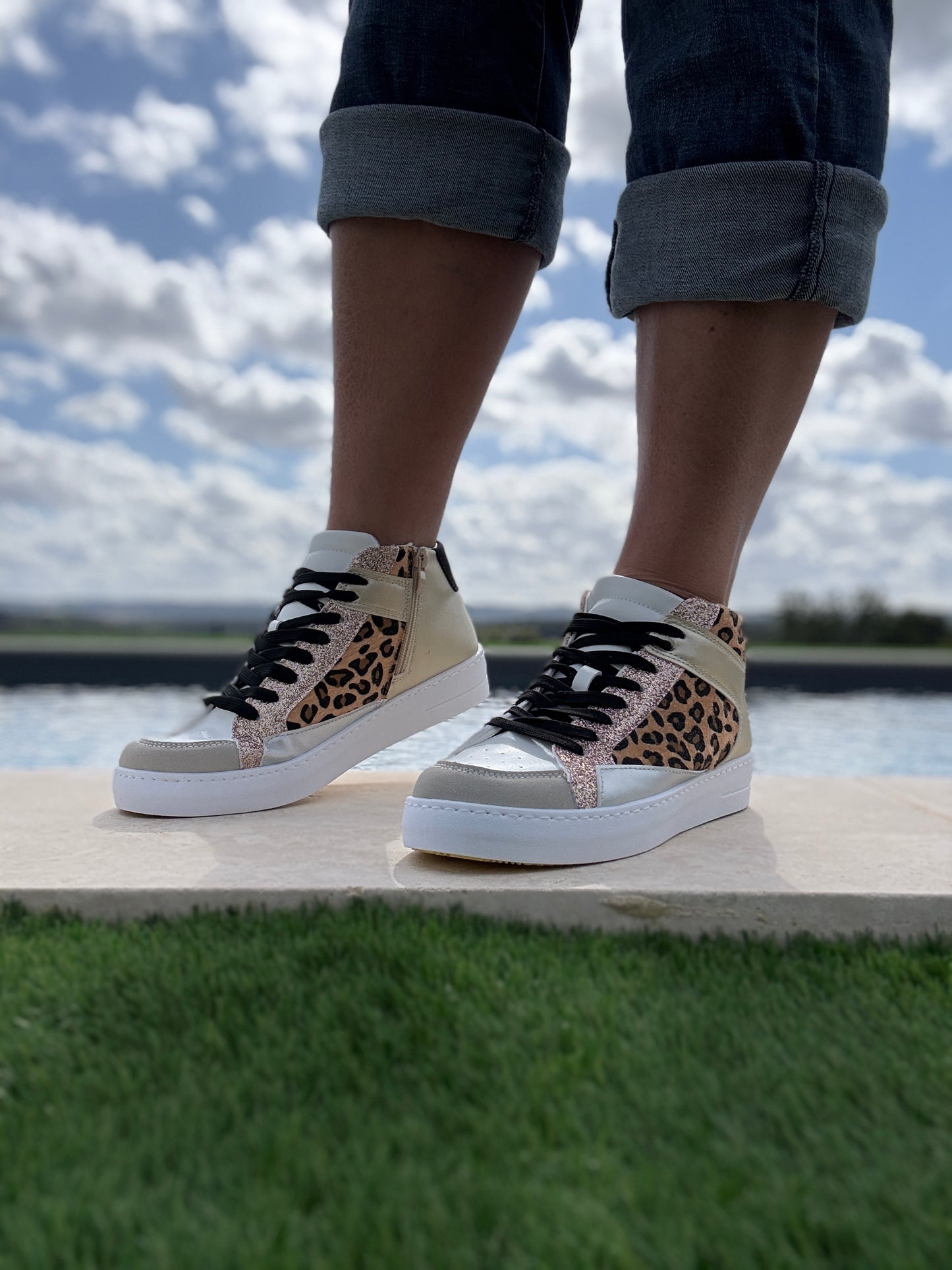 Chaussures baskets hautes type sneakers montantes léopard et doré