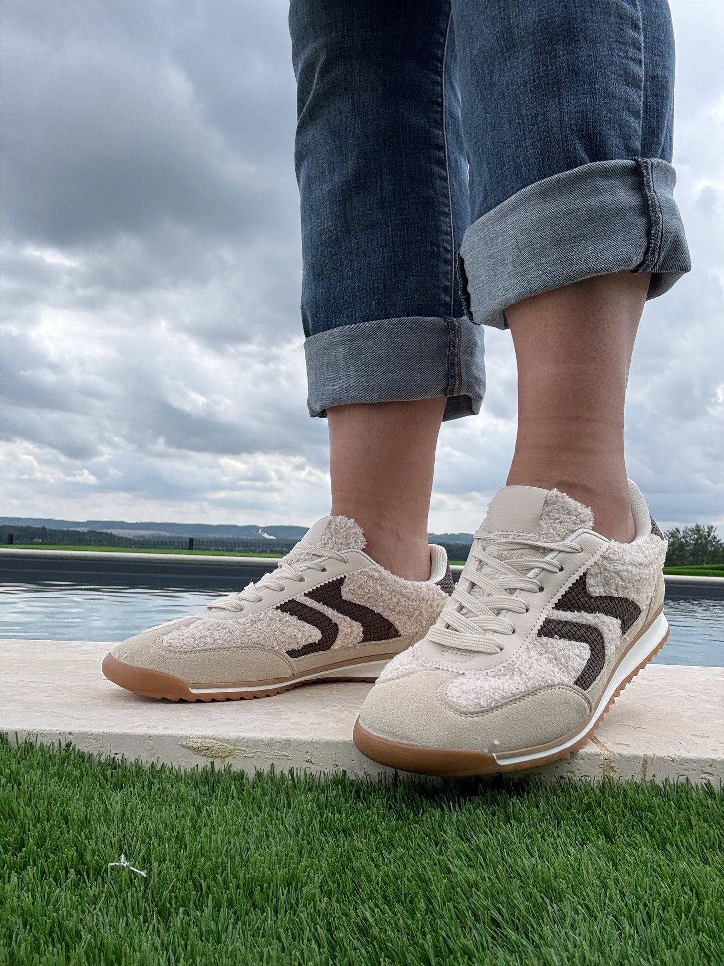 Nouveautés - Chaussures baskets en moumoute bouclettes blanches et noires avec motif en zigzag