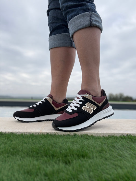 Chaussures baskets noire et rouge bordeaux avec logo stylisé style sneakers