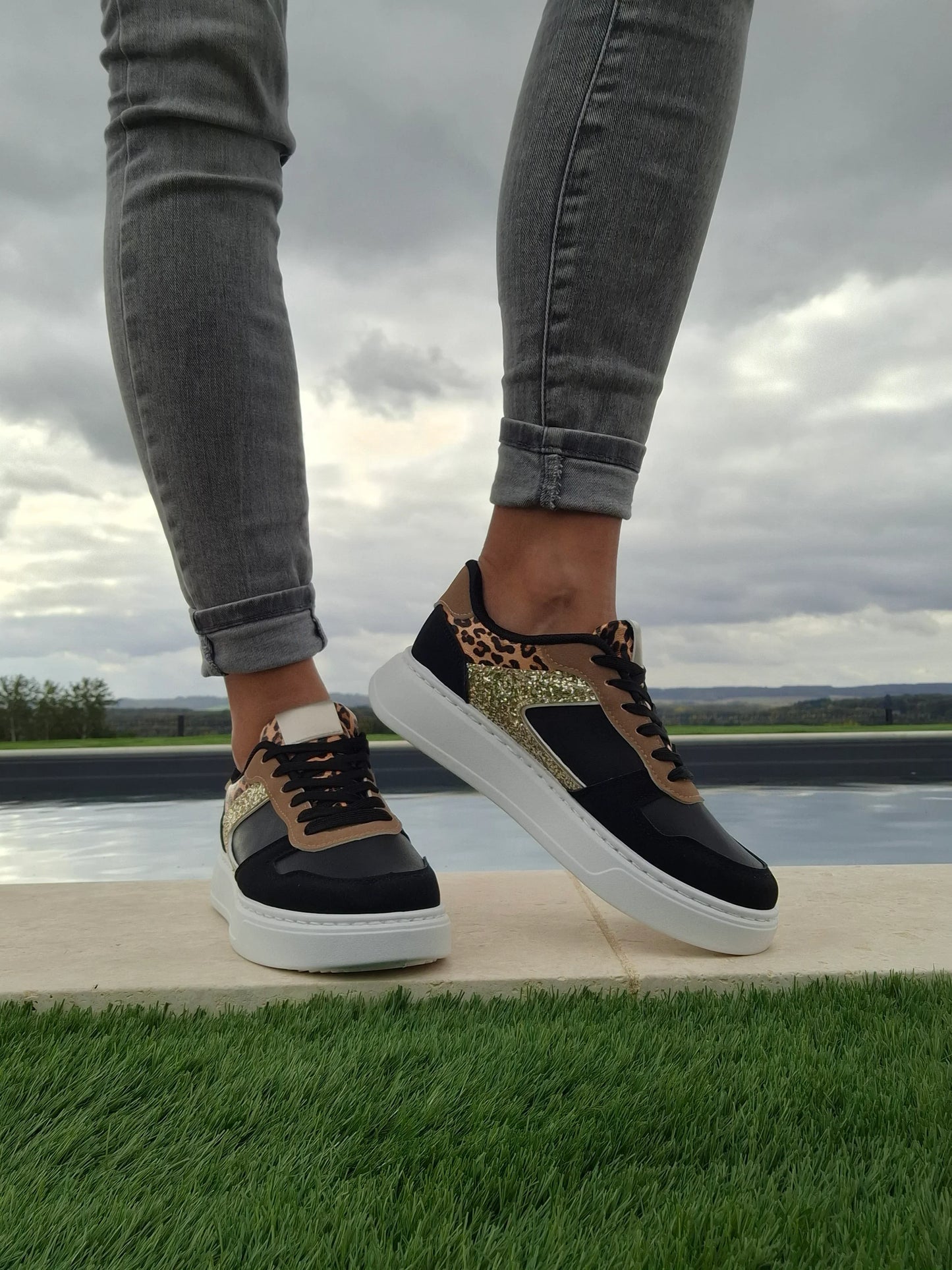 Chaussure baskets basses légèrement compensées noir léopard doré style sneakers