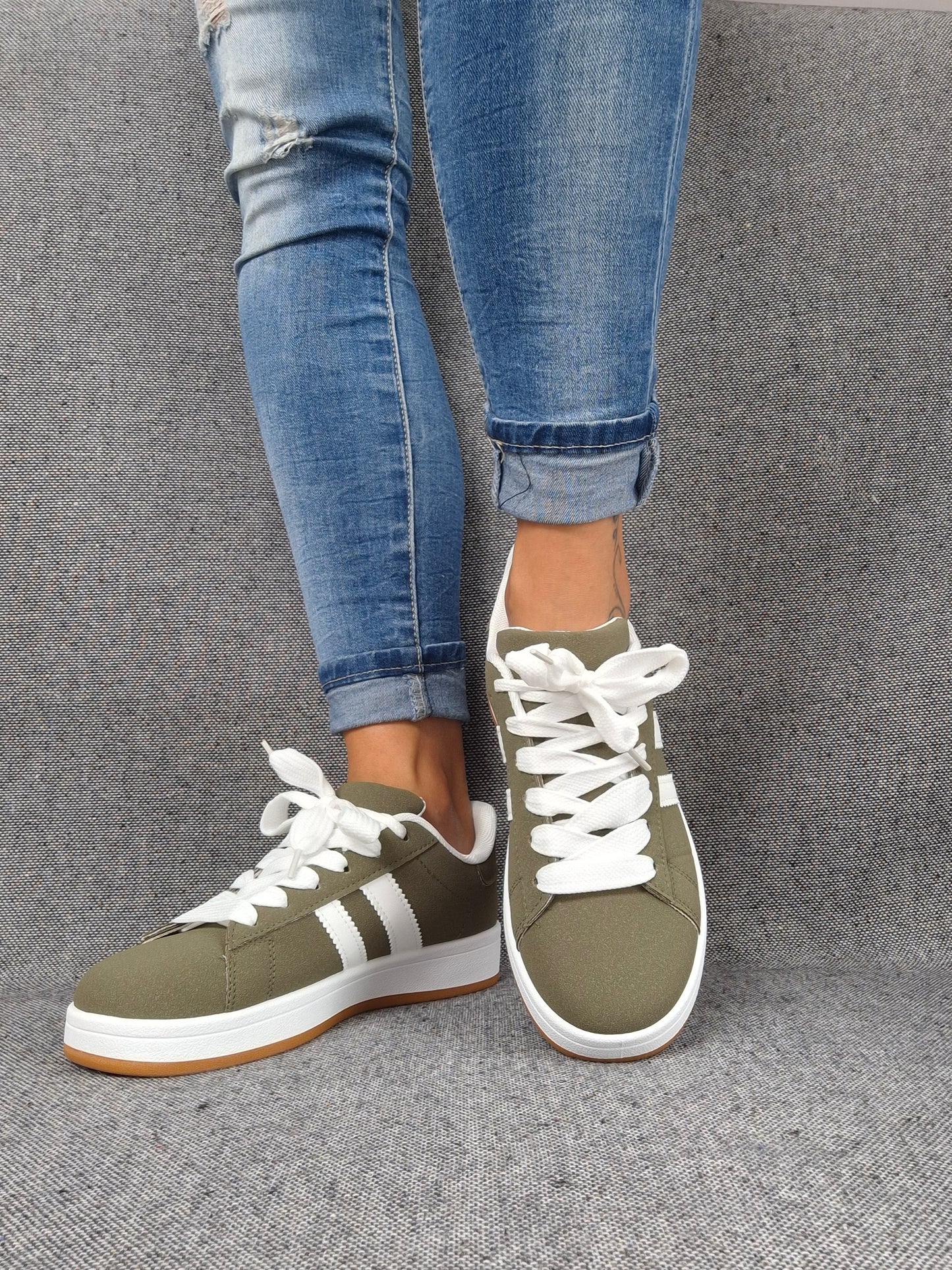 Chaussures baskets basses kaki vert olive à bandes blanches style campus