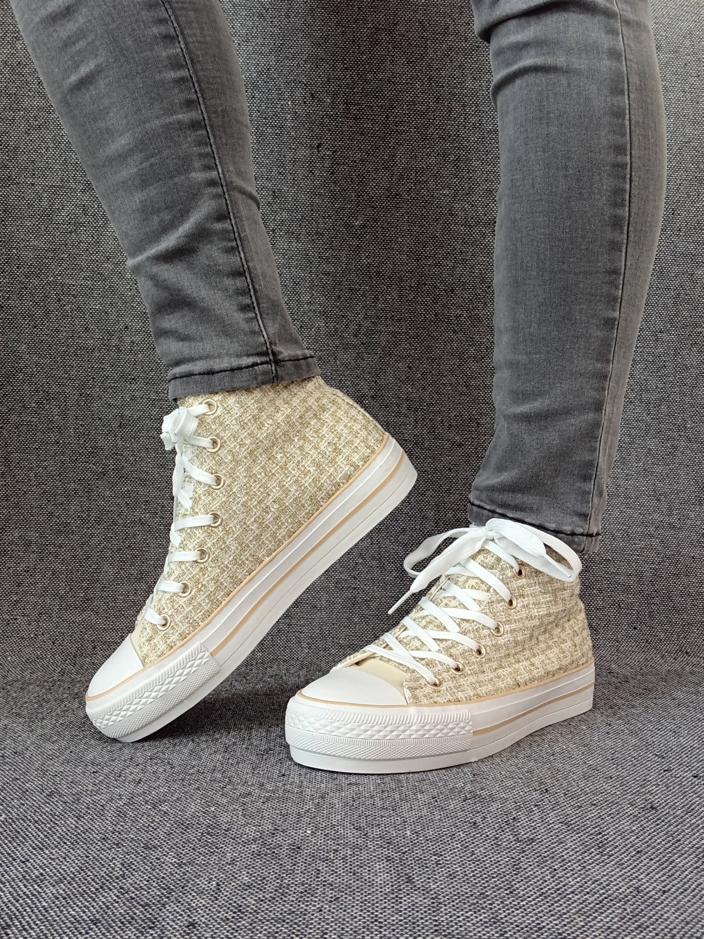 Chaussures baskets hautes en tissu style tressé beige brillant style converse