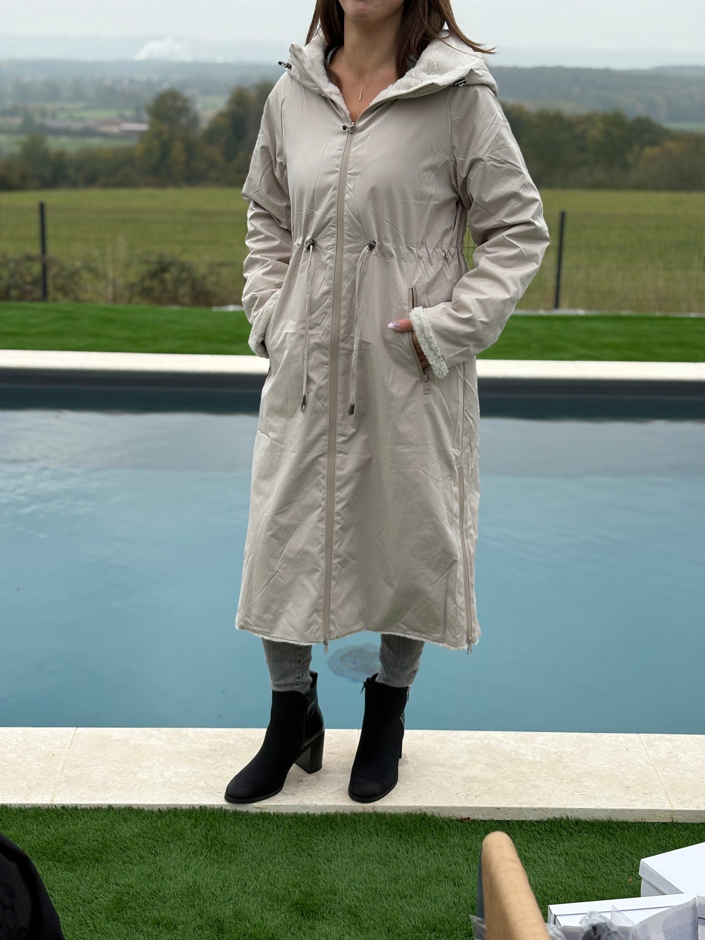 Melya Melody - Manteau long réversible blanc crème fausse fourrure avec capuche et cordons de serrage à la taille