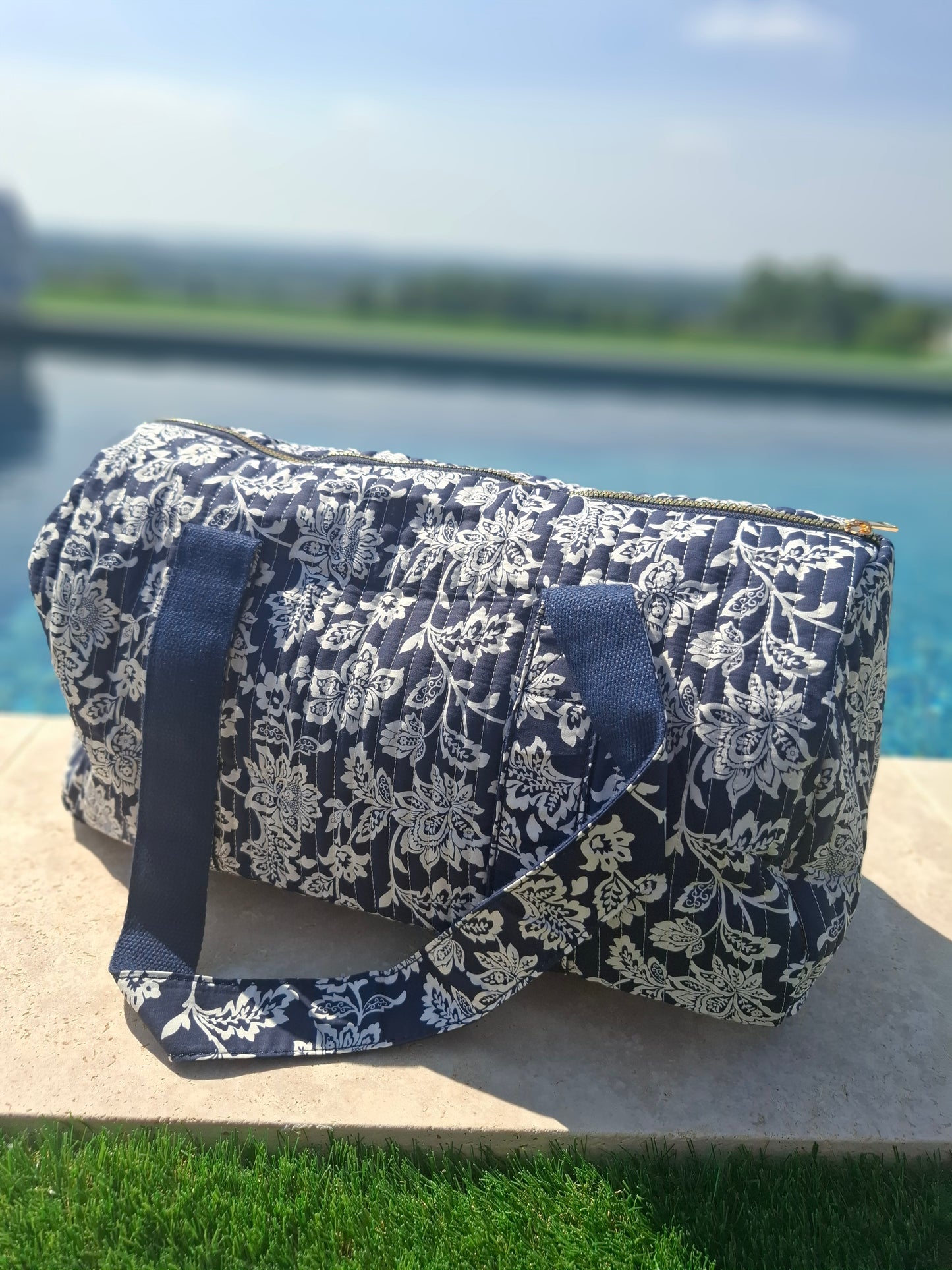 Sac polochon en coton matelassé liberty fleuri toile de jouy bleu marine et blanc