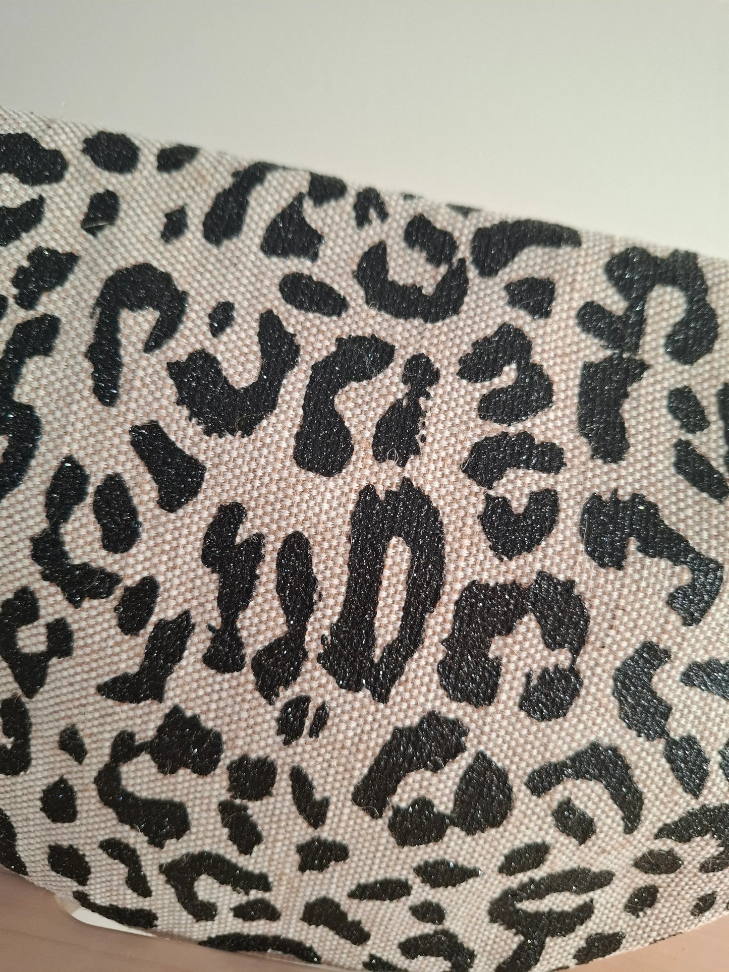 Sac banane en tissu motif léopard teintes noires et beige