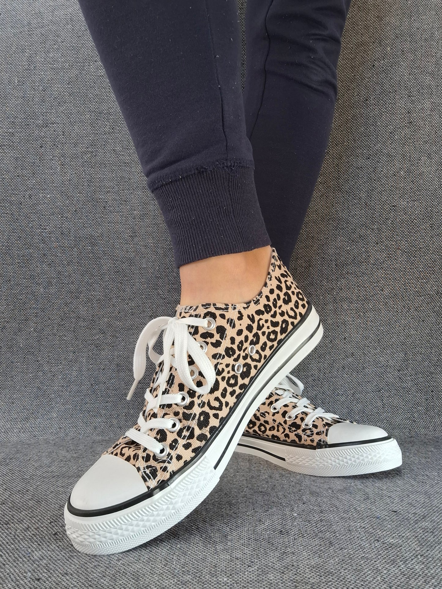 Chaussures baskets basses beige imprimé léopard style converse
