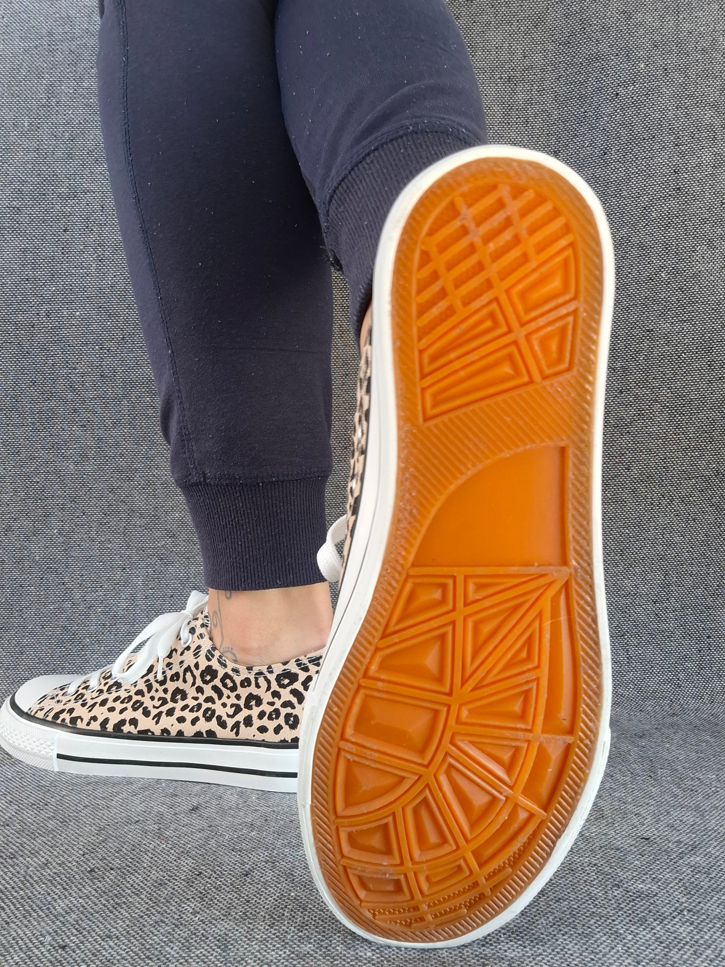 Chaussures baskets basses beige imprimé léopard style converse