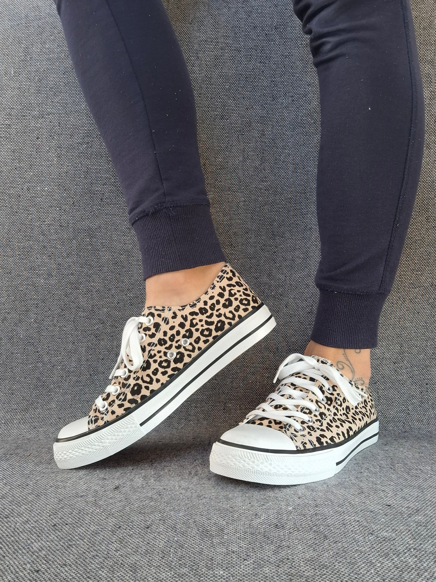 Chaussures baskets basses beige imprimé léopard style converse