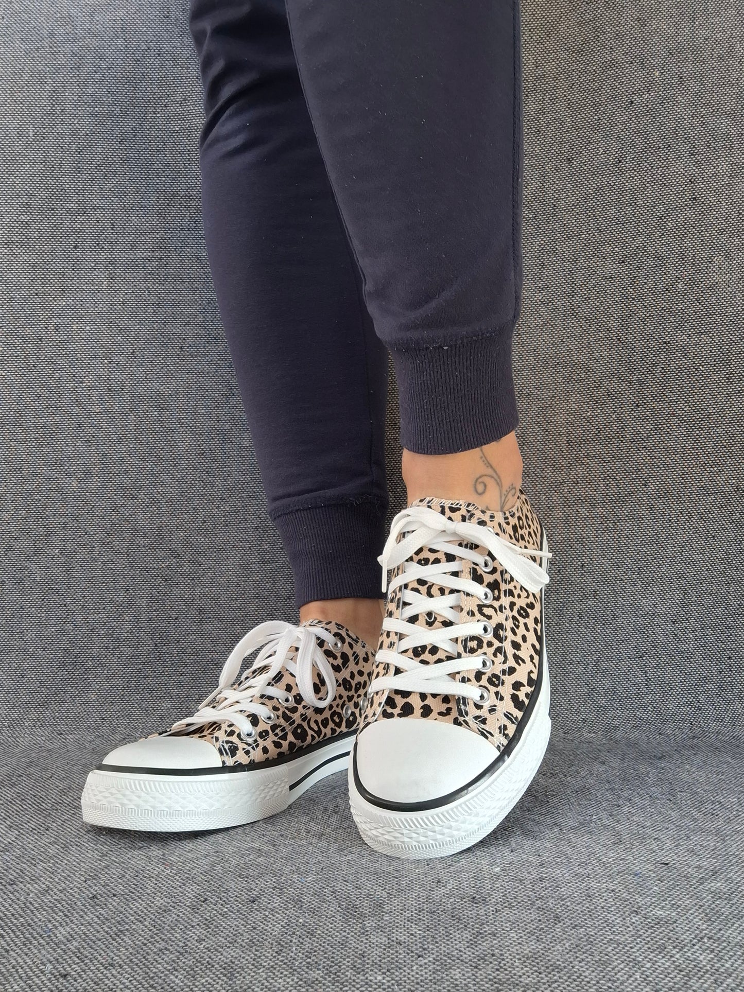Chaussures baskets basses beige imprimé léopard style converse