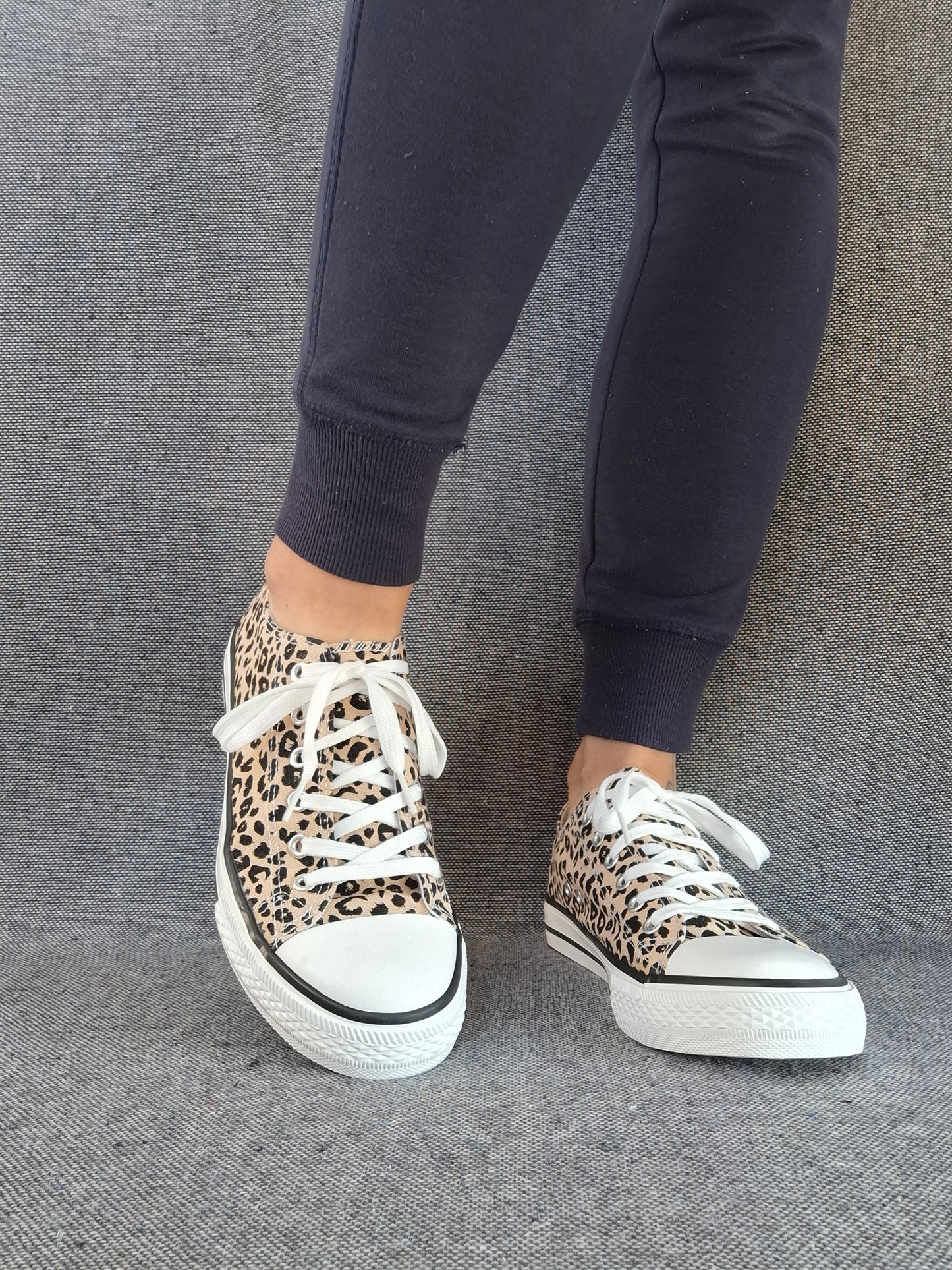 Chaussures baskets basses beige imprimé léopard style converse