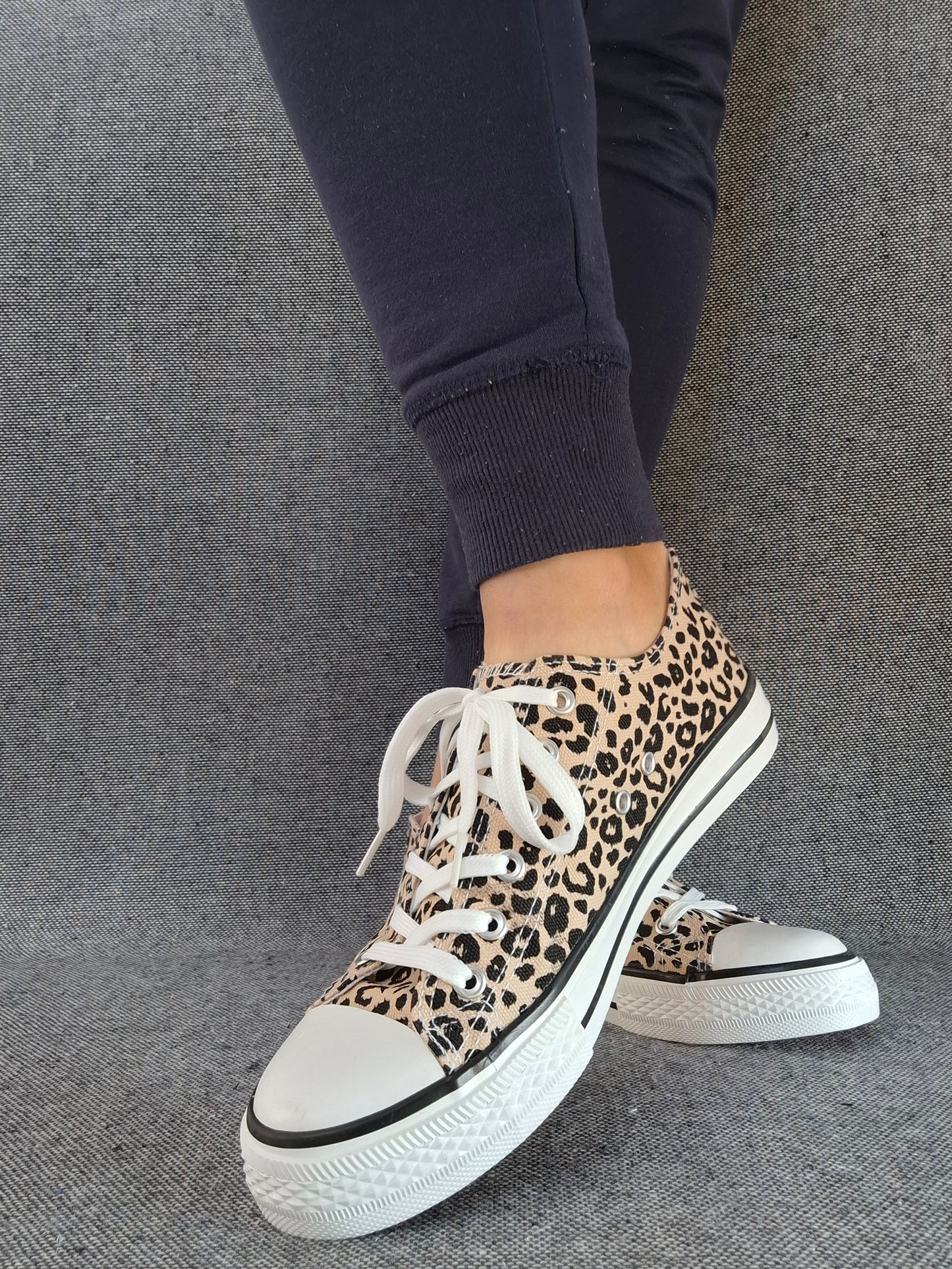 Chaussures baskets basses beige imprimé léopard style converse